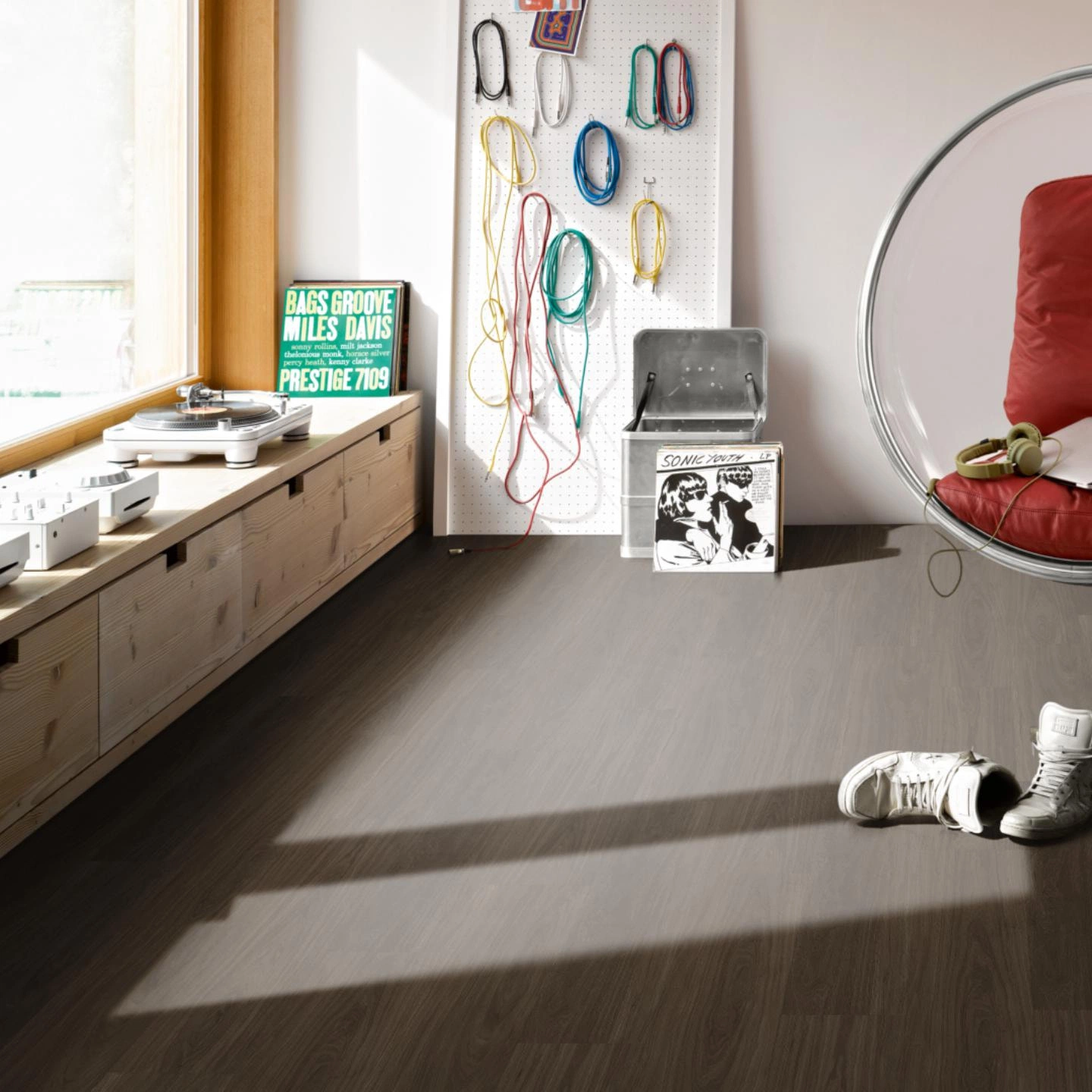 Milieubild Musikzimmer mit Plattenspieler - Parador Klebe-Vinyl Classic 2025 Eiche Oxford dunkelbraun Milieubild Musikzimmer mit Plattenspieler - Parador 1748868