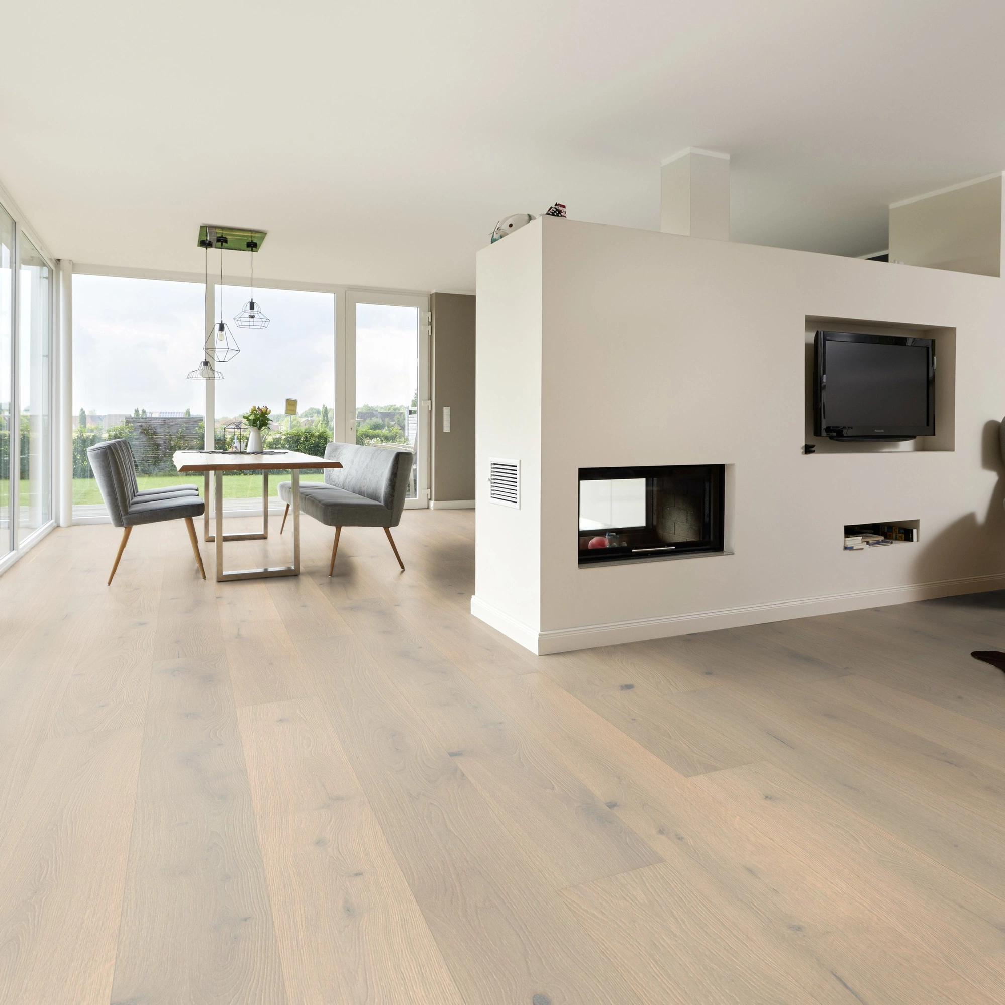 Milieubild Wohnzimmer mit Essbereich und Kamin - ter Hürne Parkett Noblesse Collection OLIO Eiche Vomero Milieubild Wohnzimmer mit Essbereich und Kamin - ter Hürne 1101312666