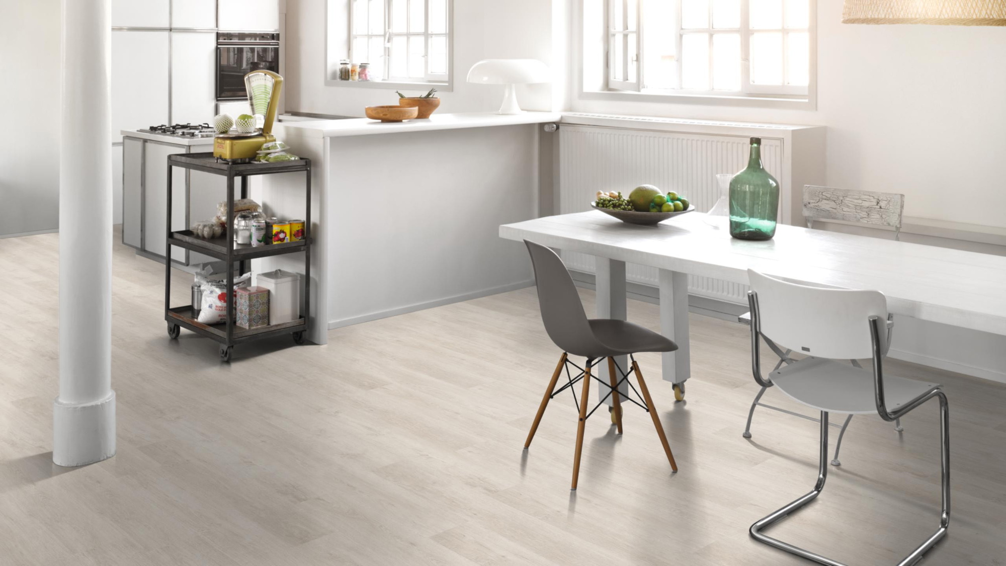 Milieubild Küche mit Essbereich - Parador Laminat Basic 400 Altholz weiß Milieubild Küche mit Essbereich - Parador 1748179