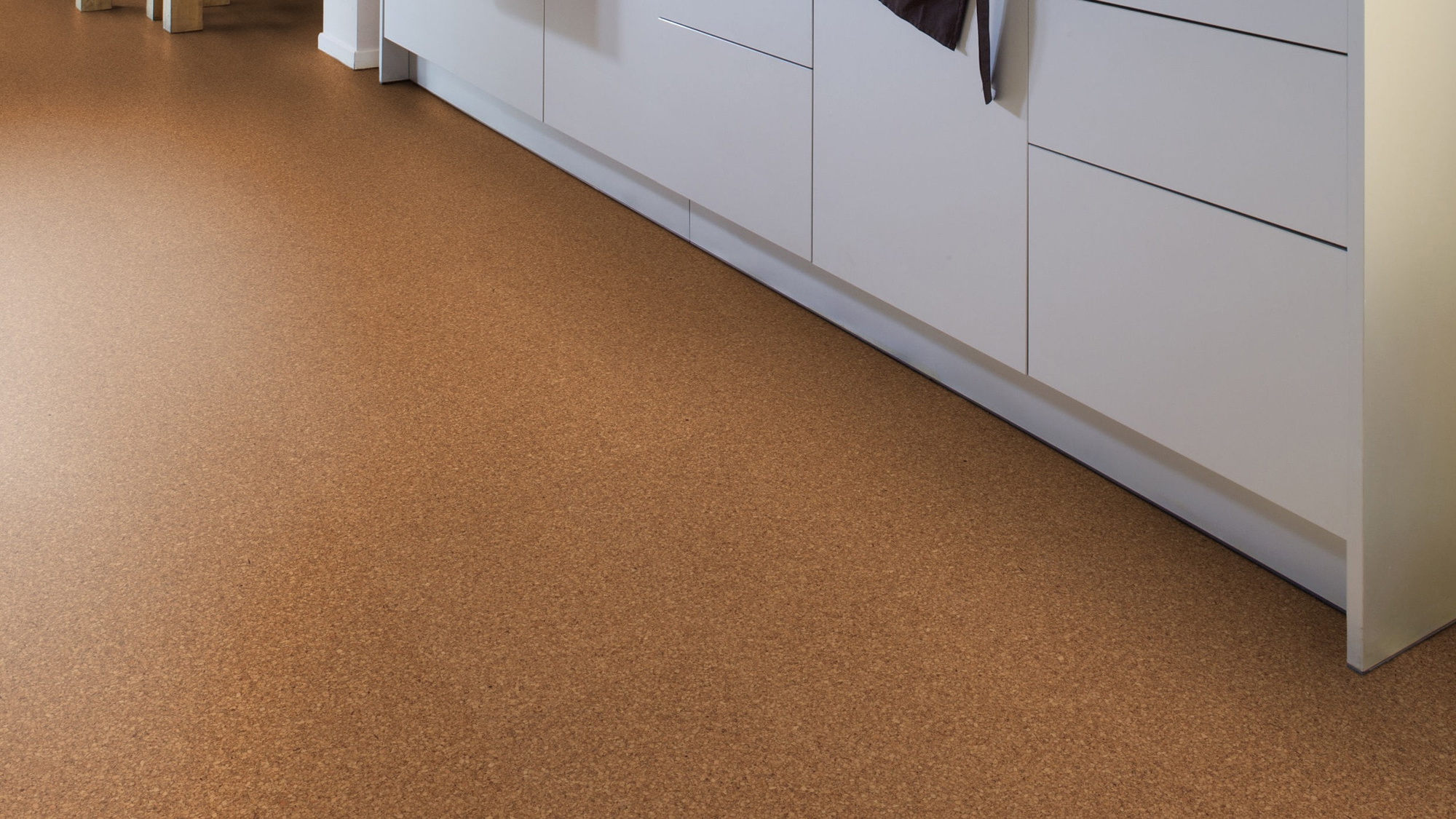 Milieubild Esszimmer mit Küchenblock - Wicanders HDF Klick-Korkboden cork Essence Originals Natural Milieubild Esszimmer mit Küchenblock - Wicanders 80002234