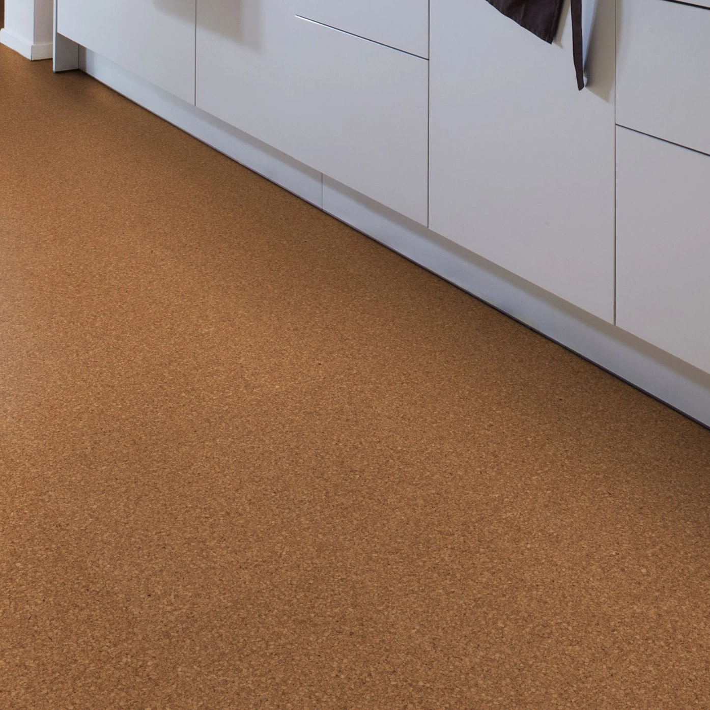 Milieubild Esszimmer mit Küchenblock - Wicanders HDF Klick-Korkboden cork Essence Originals Natural Milieubild Esszimmer mit Küchenblock - Wicanders 80002234