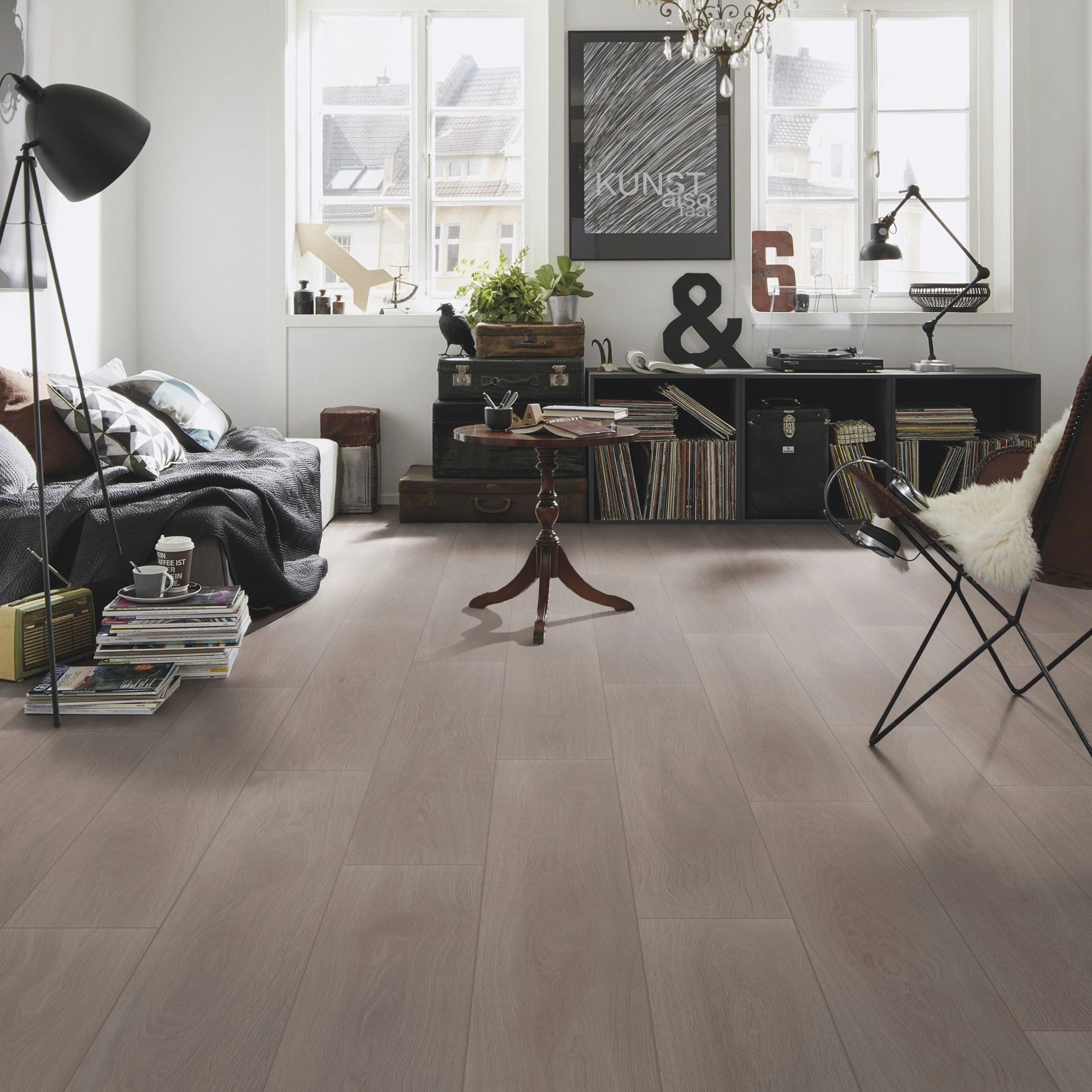 Milieubild Kompaktes Wohnzimmer mit Bücherregal - wineo Klick-Bioboden PURLINE wineo 1000 wood XL Calm Oak Ash Milieubild Kompaktes Wohnzimmer mit Bücherregal - wineo PLC308R