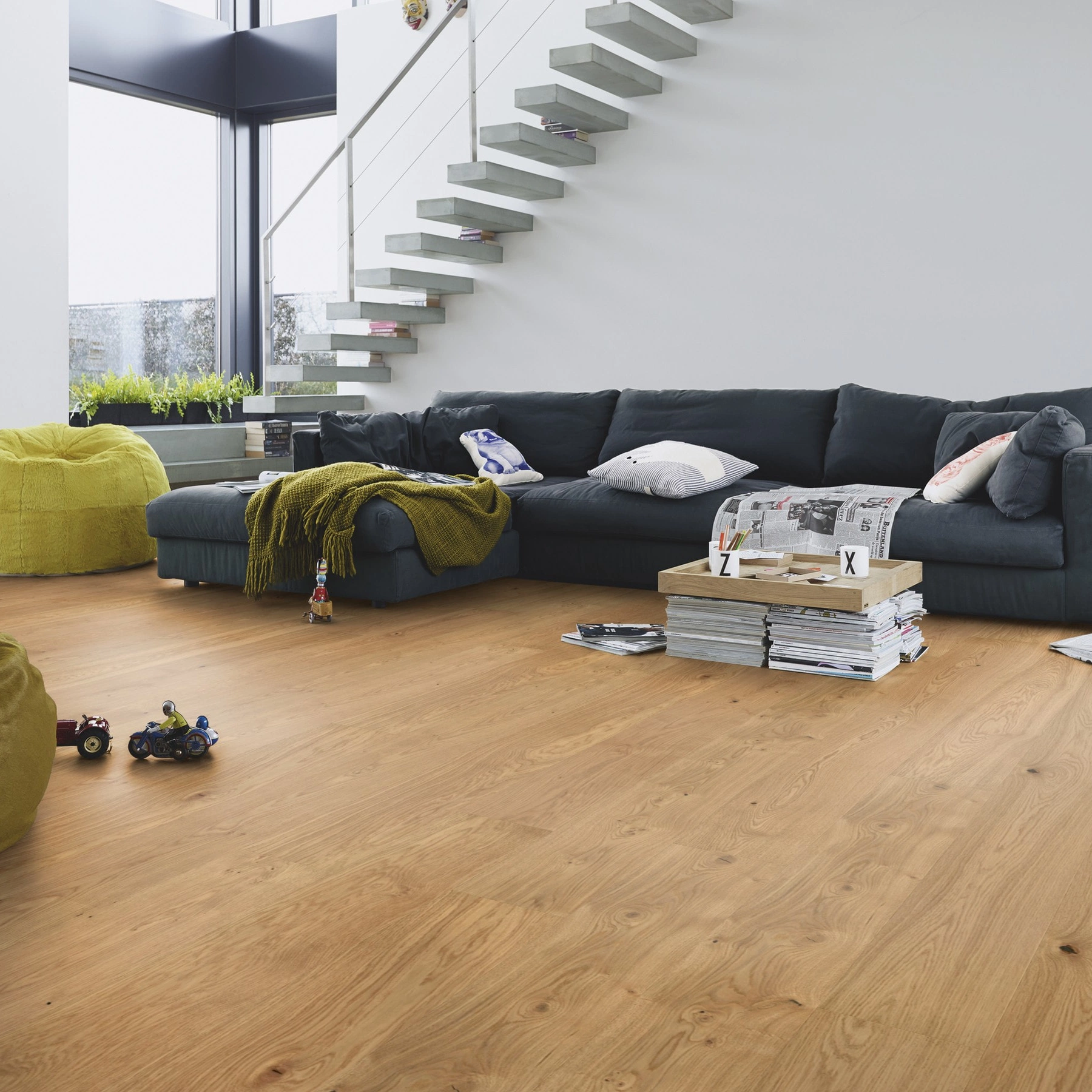 Milieubild Modernes Wohnzimmer mit Kamin - MEISTER Furnierboden HD 100 Natureflex Eiche lebhaft Milieubild Modernes Wohnzimmer mit Kamin - MEISTER 500139-2200210-20013