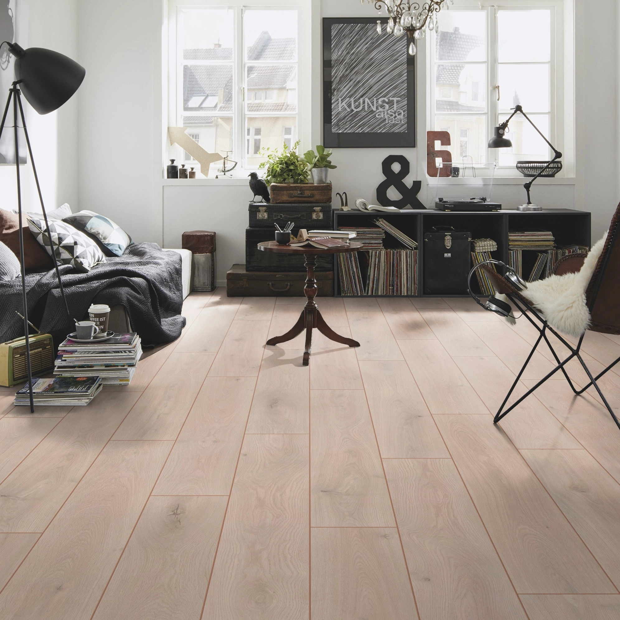 Milieubild Kompaktes Wohnzimmer mit Bücherregal - wineo HDF Klick-Bioboden PURLINE wineo 1000 wood XL Noble Oak Powder Milieubild Kompaktes Wohnzimmer mit Bücherregal - wineo MLP309R