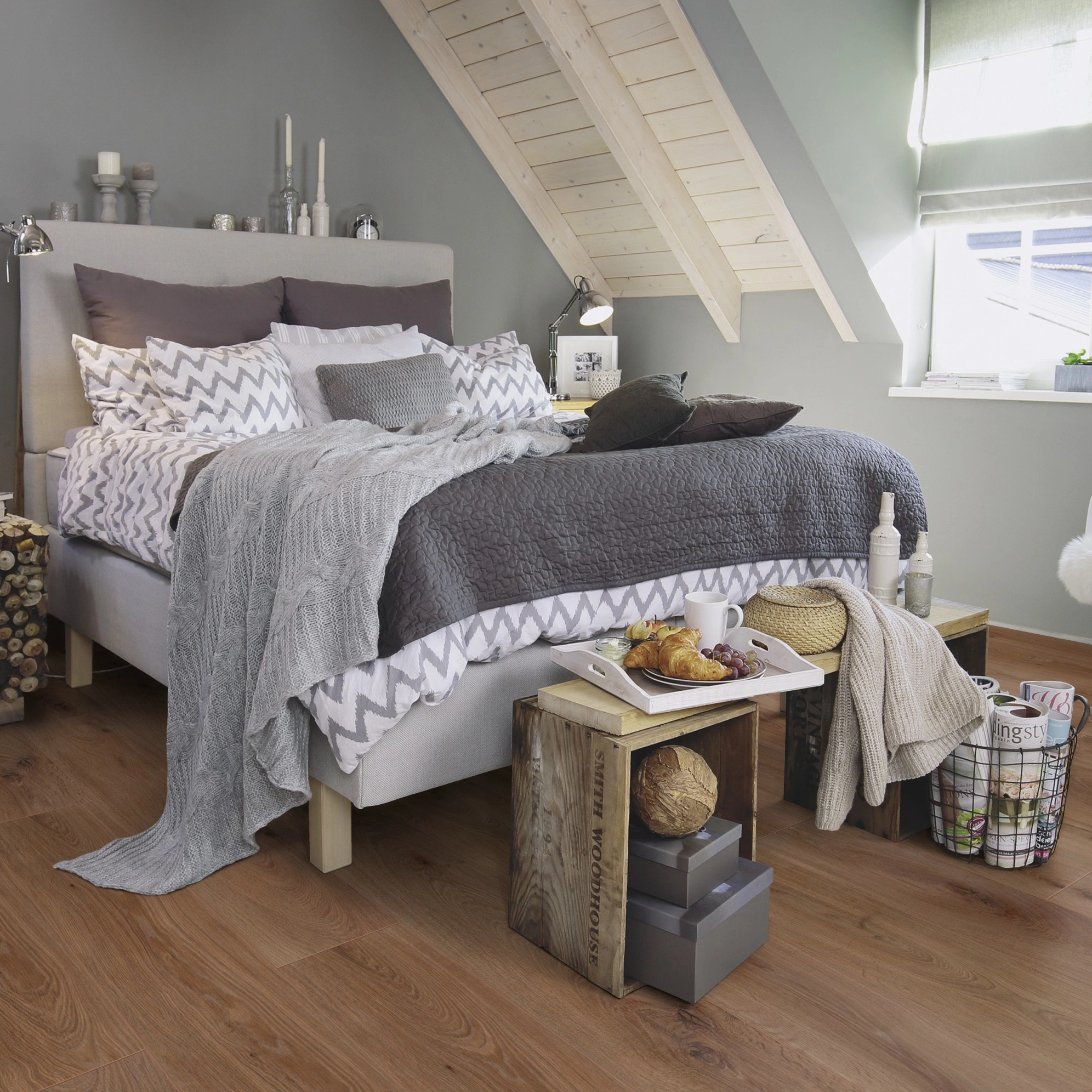 Milieubild Schlafzimmer im modernen Dachgeschoss - wineo HDF Klick-Bioboden PURLINE wineo 1000 wood XL Noble Oak Chocolate Milieubild Schlafzimmer im modernen Dachgeschoss - wineo MLP312R
