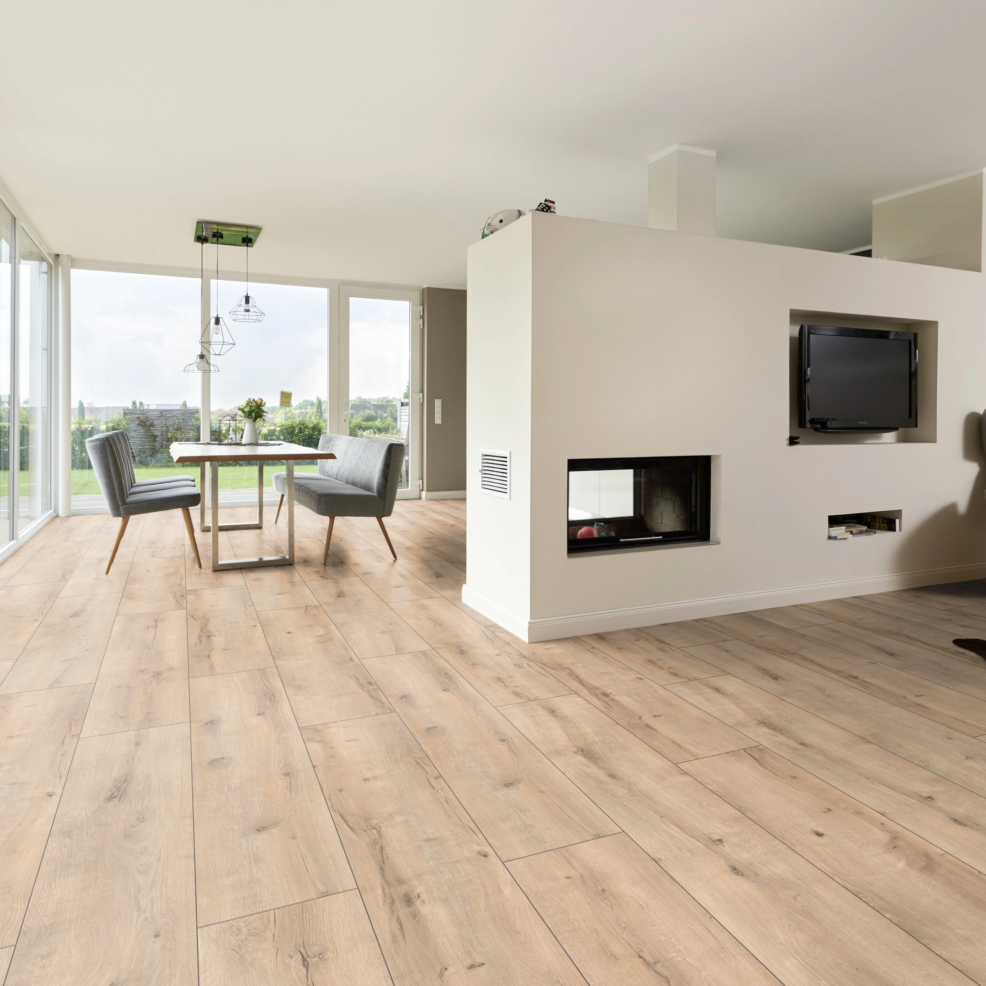 Milieubild Wohnzimmer mit Essbereich und Kamin - ter Hürne Laminat Trend Edition Eiche Urban Milieubild Wohnzimmer mit Essbereich und Kamin - ter Hürne 1101021824