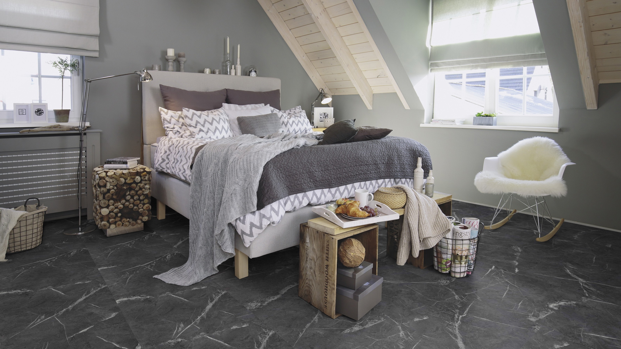 Milieubild Schlafzimmer im modernen Dachgeschoss - wineo Klebe-Bioboden PURLINE wineo 1500 stone XL Metropolitan Marble Dark Milieubild Schlafzimmer im modernen Dachgeschoss - wineo PL15402SXL