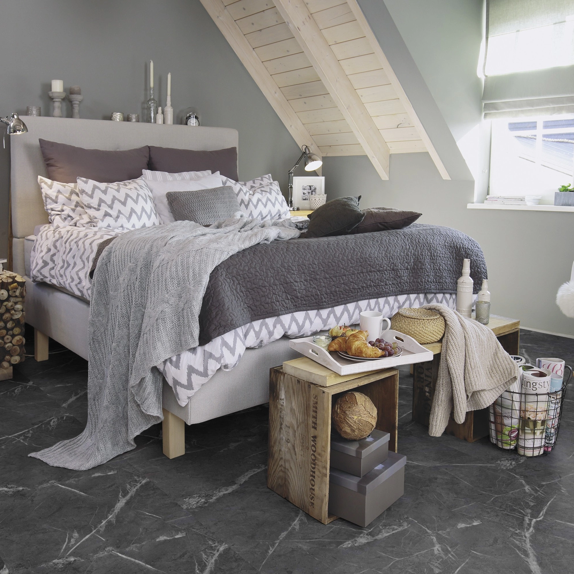 Milieubild Schlafzimmer im modernen Dachgeschoss - wineo Klebe-Bioboden PURLINE wineo 1500 stone XL Metropolitan Marble Dark Milieubild Schlafzimmer im modernen Dachgeschoss - wineo PL15402SXL