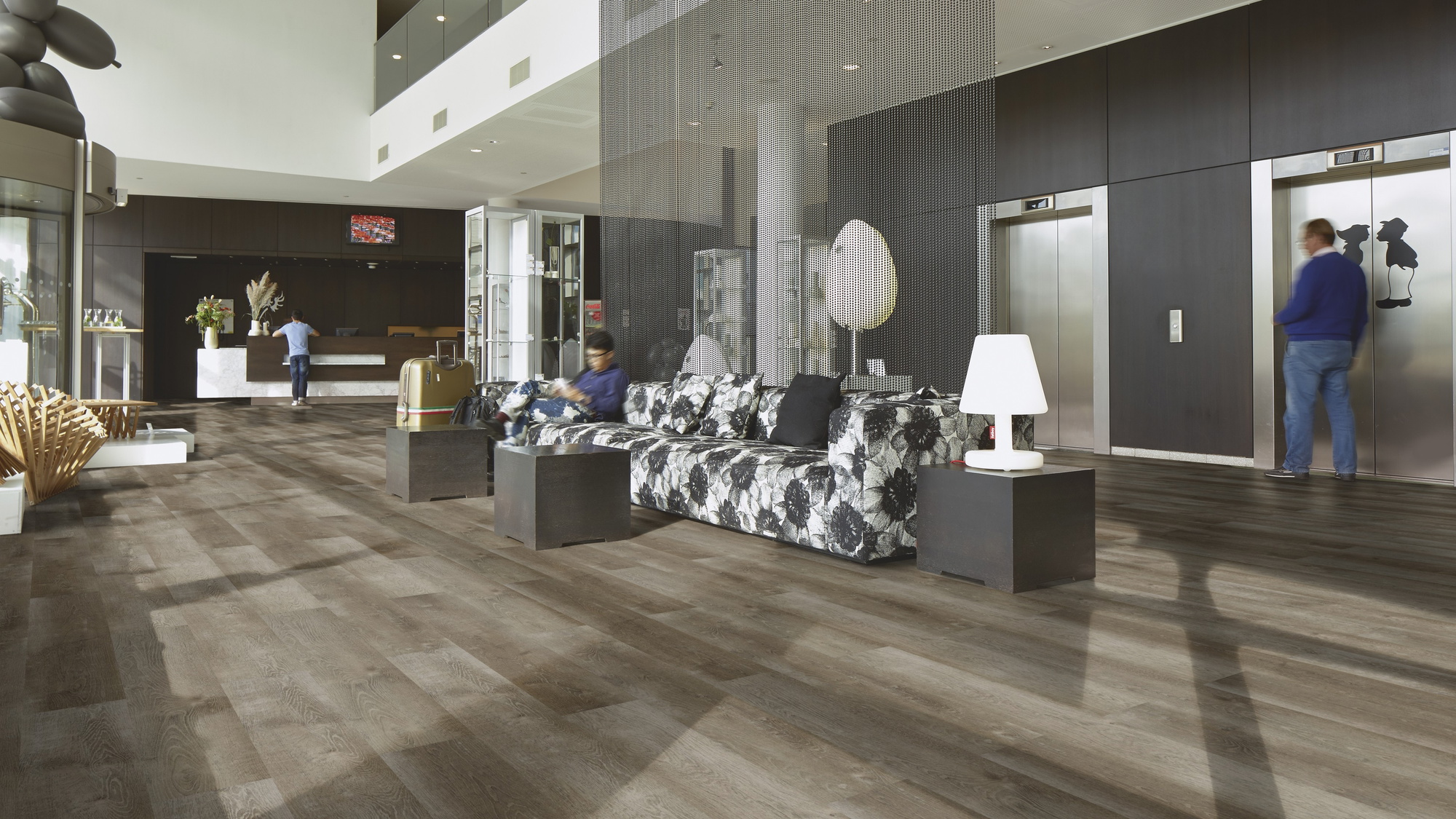 Milieubild Hotellobby mit Rezeption - Forbo Flooring Klebe-Vinyl Enduro Dryback Wood Natural Grey Oak Milieubild Hotellobby mit Rezeption - Forbo Flooring 217632
