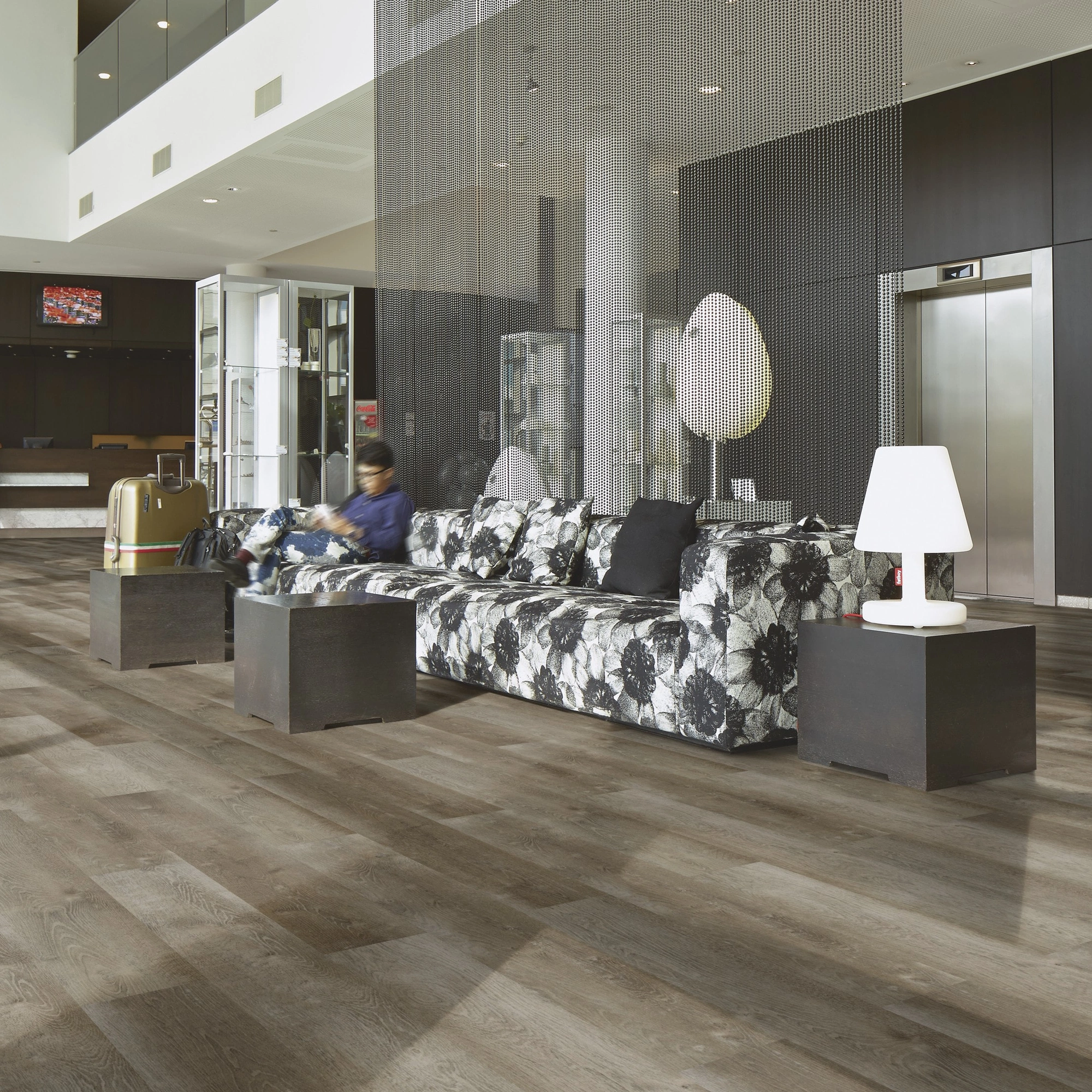 Milieubild Hotellobby mit Rezeption - Forbo Flooring Klebe-Vinyl Enduro Dryback Wood Natural Grey Oak Milieubild Hotellobby mit Rezeption - Forbo Flooring 217632