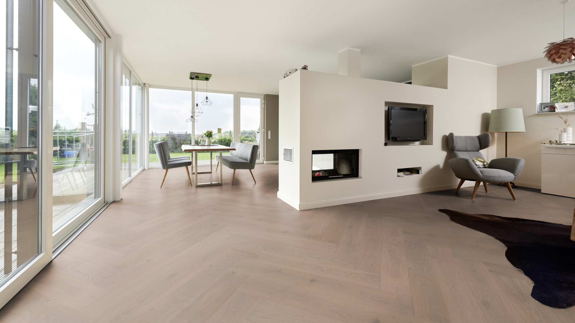 Milieubild Wohnzimmer mit Essbereich und Kamin - ter Hürne Parkett Herringbone Collection Eiche Sylt Milieubild Wohnzimmer mit Essbereich und Kamin - ter Hürne 1101312518