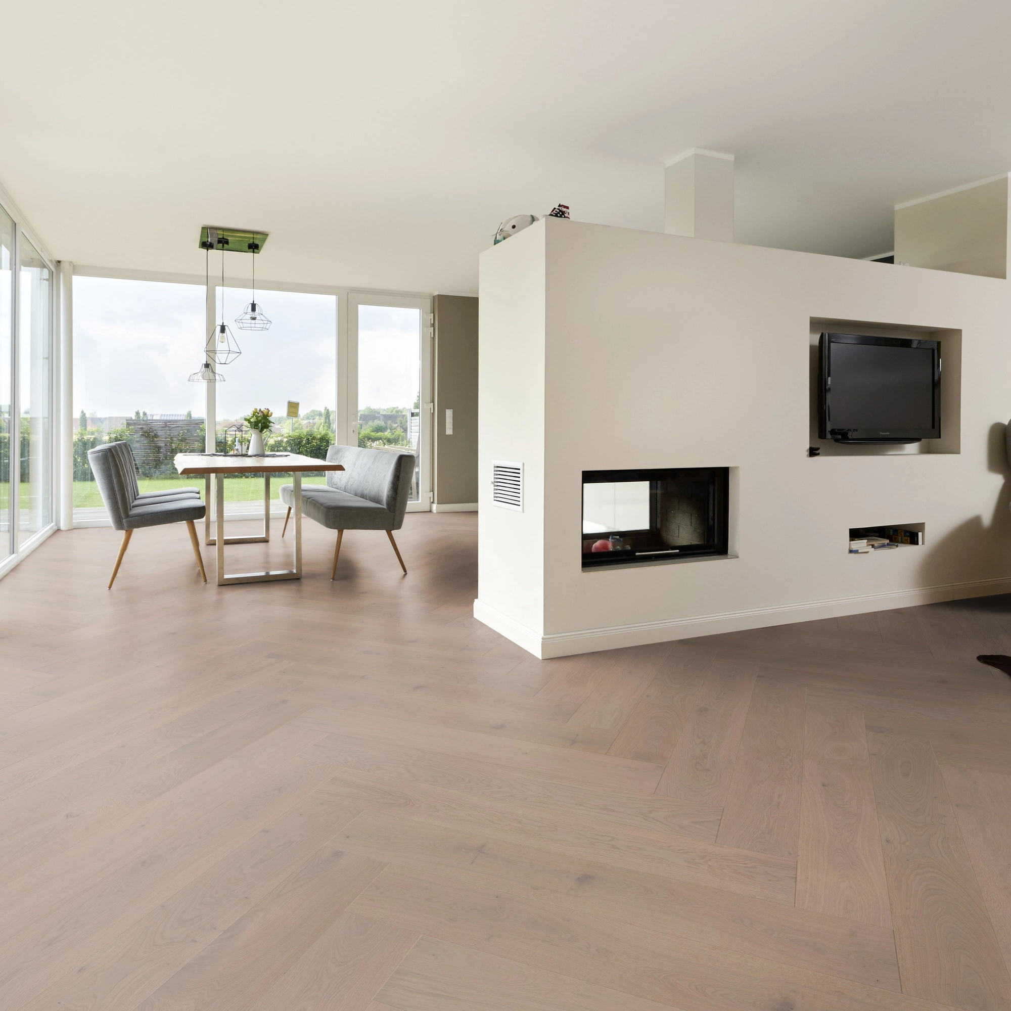 Milieubild Wohnzimmer mit Essbereich und Kamin - ter Hürne Parkett Herringbone Collection Eiche Sylt Milieubild Wohnzimmer mit Essbereich und Kamin - ter Hürne 1101312518