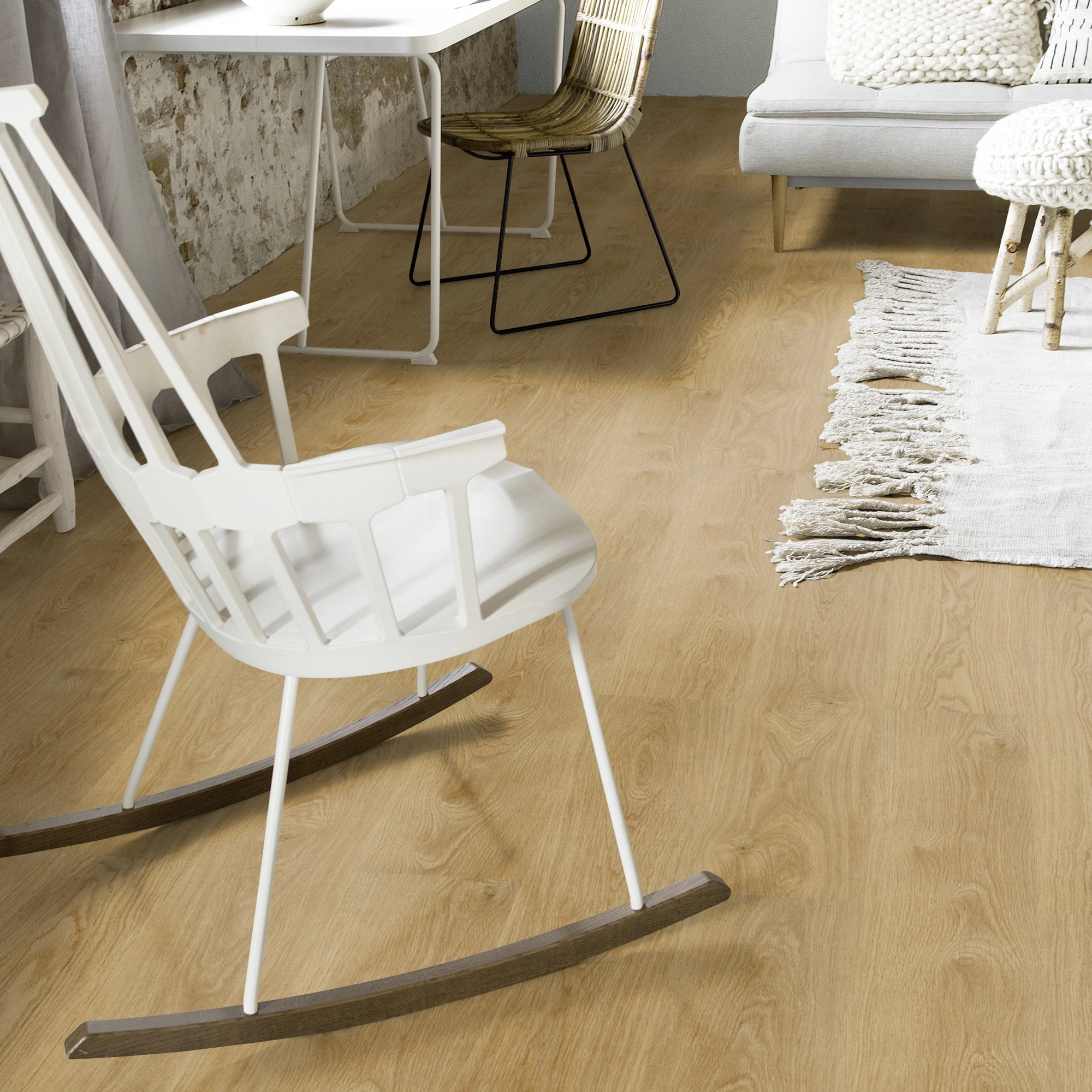 Milieubild Wohnzimmer mit Schaukelstuhl im skandinavischen Stil - Forbo Flooring Klebe-Vinyl Enduro Dryback Wood Pure Oak Milieubild Wohnzimmer mit Schaukelstuhl im skandinavischen Stil - Forbo Flooring 217620