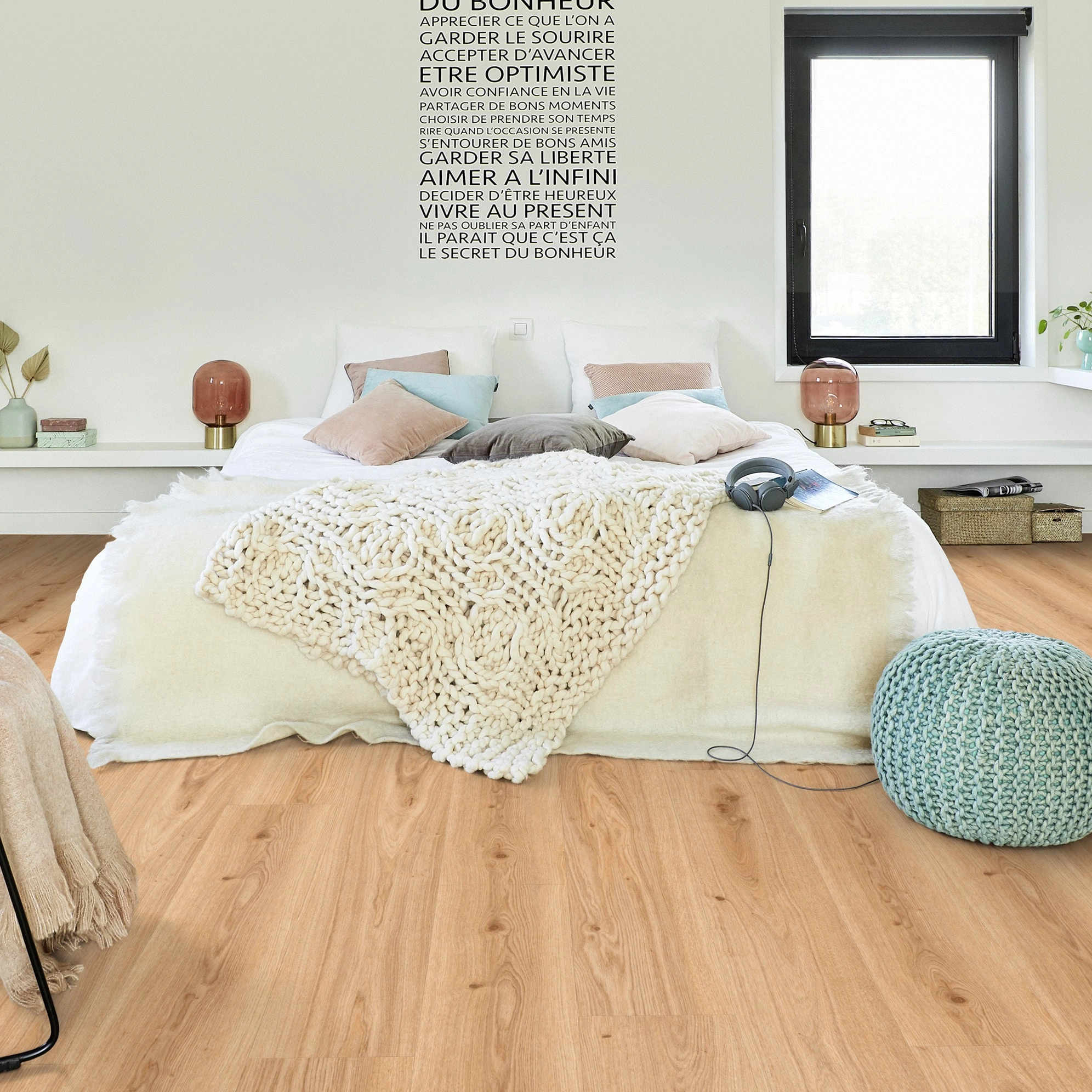 Milieubild Modernes Schlafzimmer - Bett mit Stuhl - Tarkett Klebe-Vinyl Essence 55 Primary Oak Light Brown Milieubild Modernes Schlafzimmer - Bett mit Stuhl - Tarkett 260053005