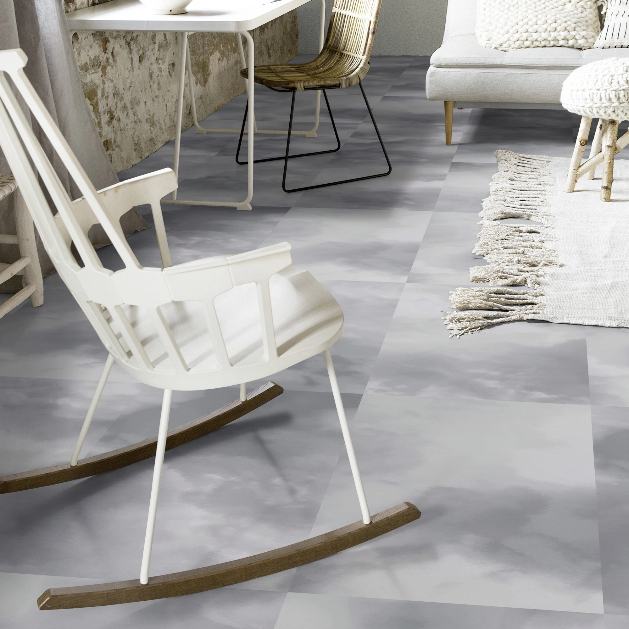 Milieubild Wohnzimmer mit Schaukelstuhl im skandinavischen Stil - Forbo Flooring Klebe-Vinyl Allura Dryback 0.55 Material Blue Clouds Milieubild Wohnzimmer mit Schaukelstuhl im skandinavischen Stil - Forbo Flooring 243750