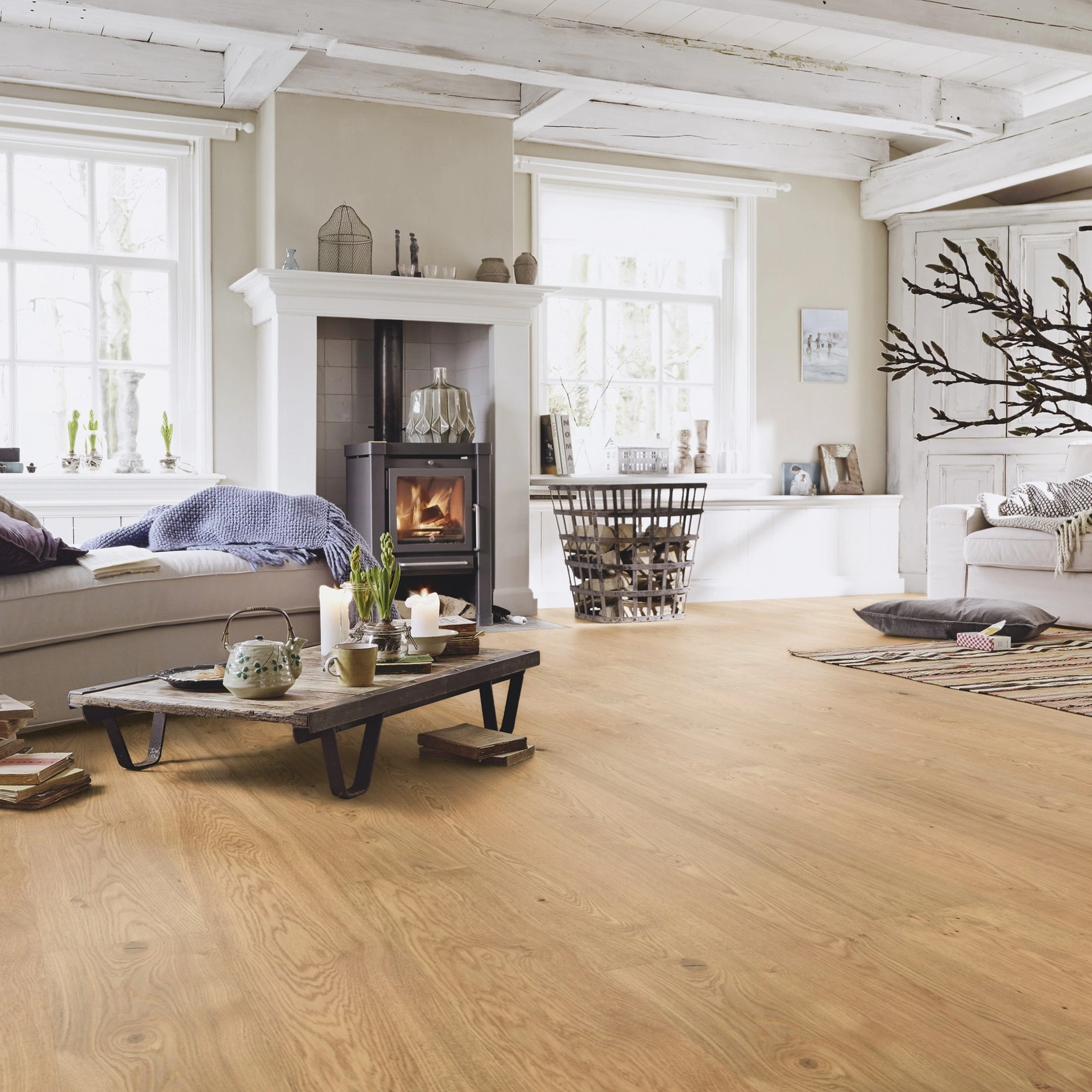 Milieubild Wohnzimmer im Landhaus-Stil - MEISTER Furnierboden HD 100 Natureflex Eiche lebhaft Milieubild Wohnzimmer im Landhaus-Stil - MEISTER 500139-2200210-20013