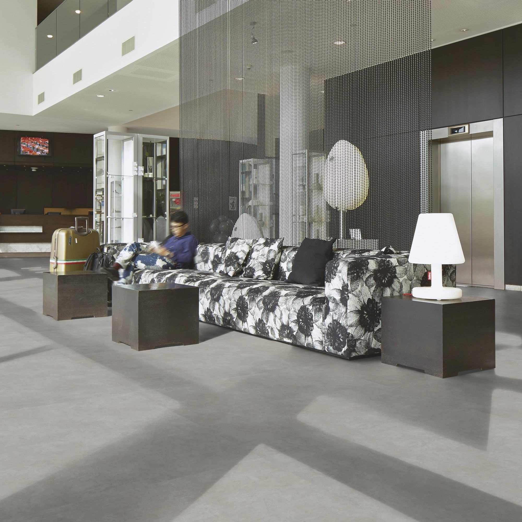 Milieubild Hotellobby mit Rezeption - Forbo Flooring Klebe-Vinyl Allura Dryback 0.55 Material Grigio Concrete Milieubild Hotellobby mit Rezeption - Forbo Flooring 220186