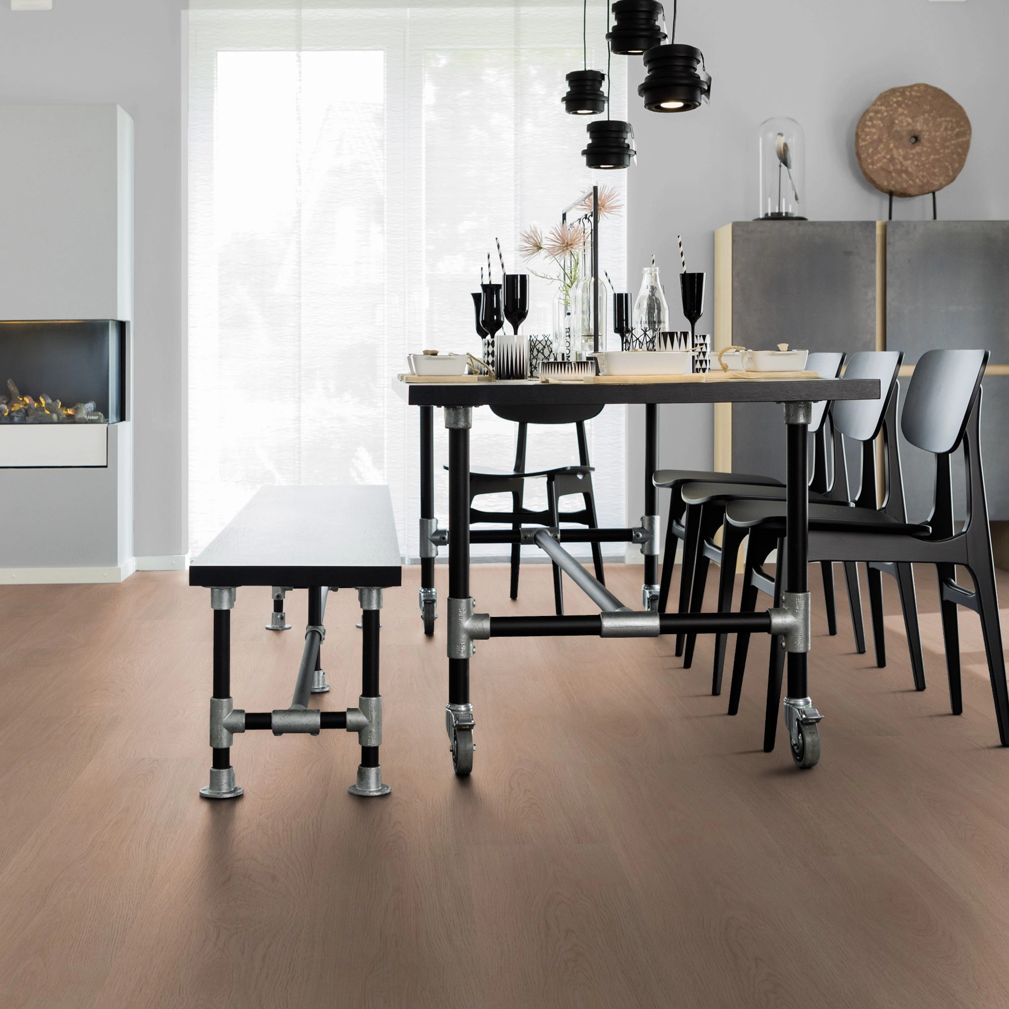 Milieubild Esszimmer mit Kamin - wineo Klick-Bioboden PURLINE wineo 1000 wood XL Calm Oak Shell Milieubild Esszimmer mit Kamin - wineo PLC306R