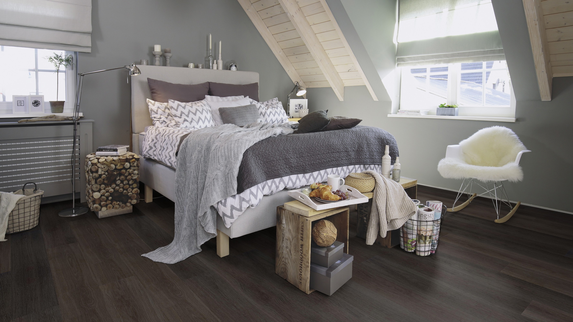 Milieubild Schlafzimmer im modernen Dachgeschoss - wineo HDF Klick-Bioboden PURLINE wineo 1000 wood L Soft Oak Pepper Milieubild Schlafzimmer im modernen Dachgeschoss - wineo MLP304R