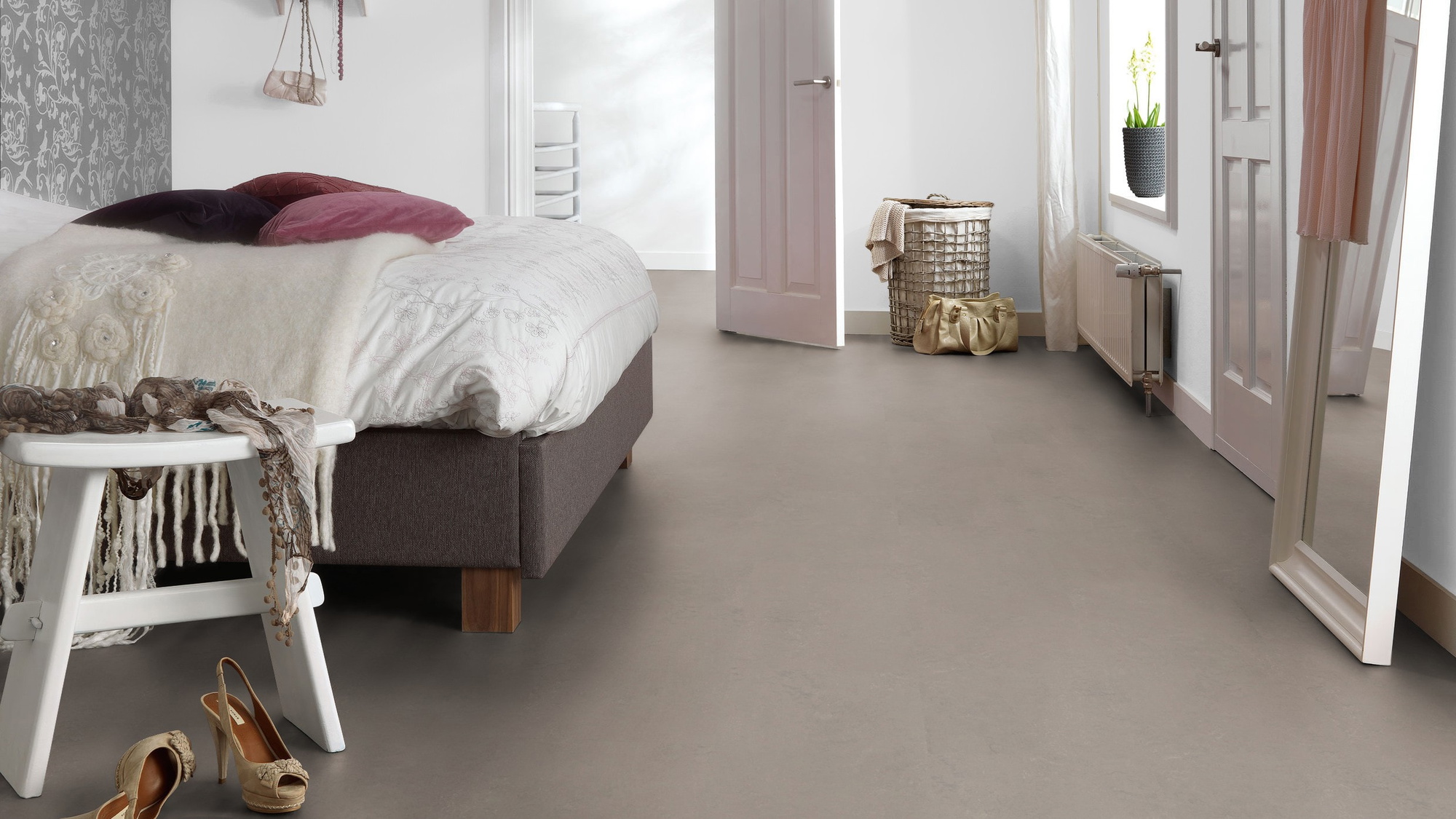 Milieubild Schlafzimmer mit Hocker - Forbo Flooring Marmoleum Click Liquid Clay Milieubild Schlafzimmer mit Hocker - Forbo Flooring 176501