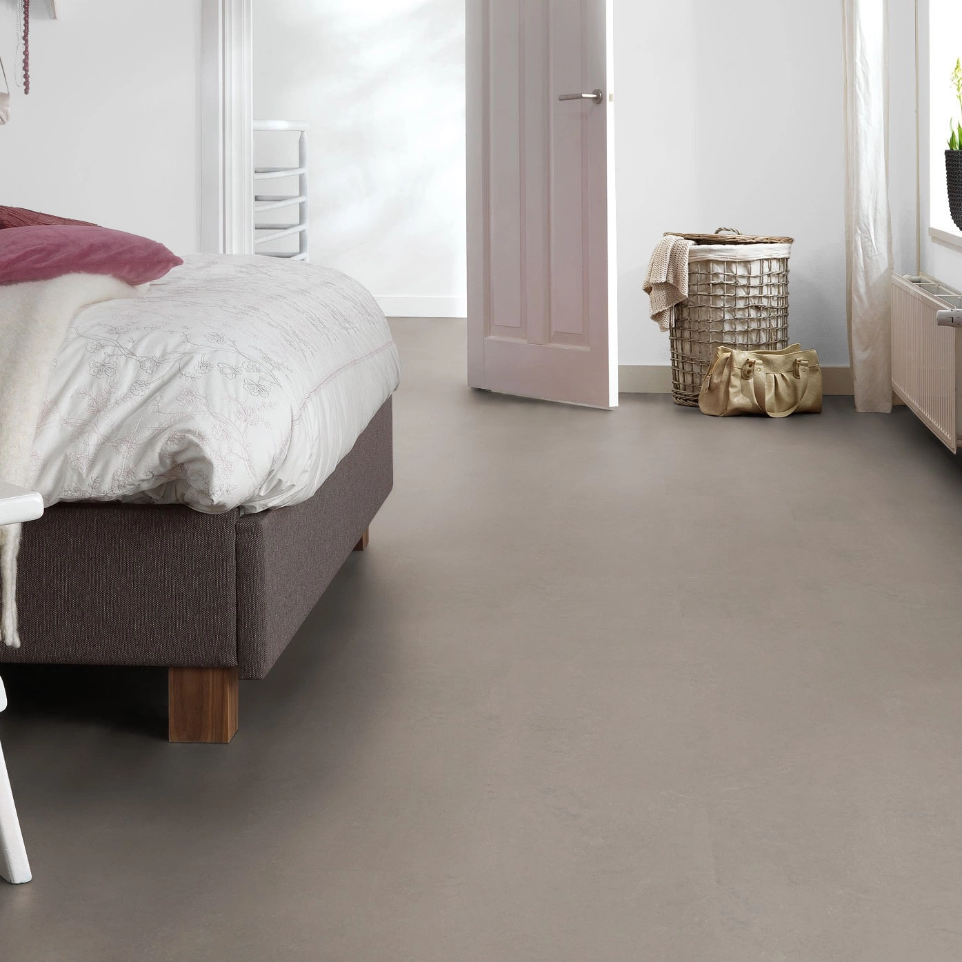 Milieubild Schlafzimmer mit Hocker - Forbo Flooring Marmoleum Click Liquid Clay Milieubild Schlafzimmer mit Hocker - Forbo Flooring 176501