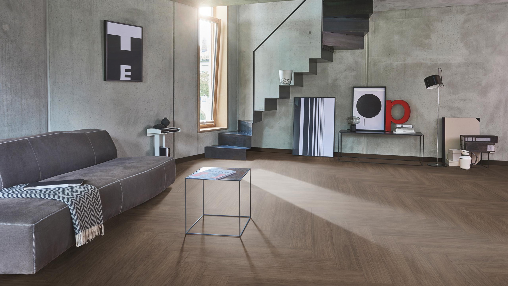 Milieubild Wohnzimmer im modernen Loft-Stil - Parador HDF Klick-Designboden Modular ONE Fischgrät Eiche Artemis kaffeebraun Milieubild Wohnzimmer im modernen Loft-Stil - Parador 1748738
