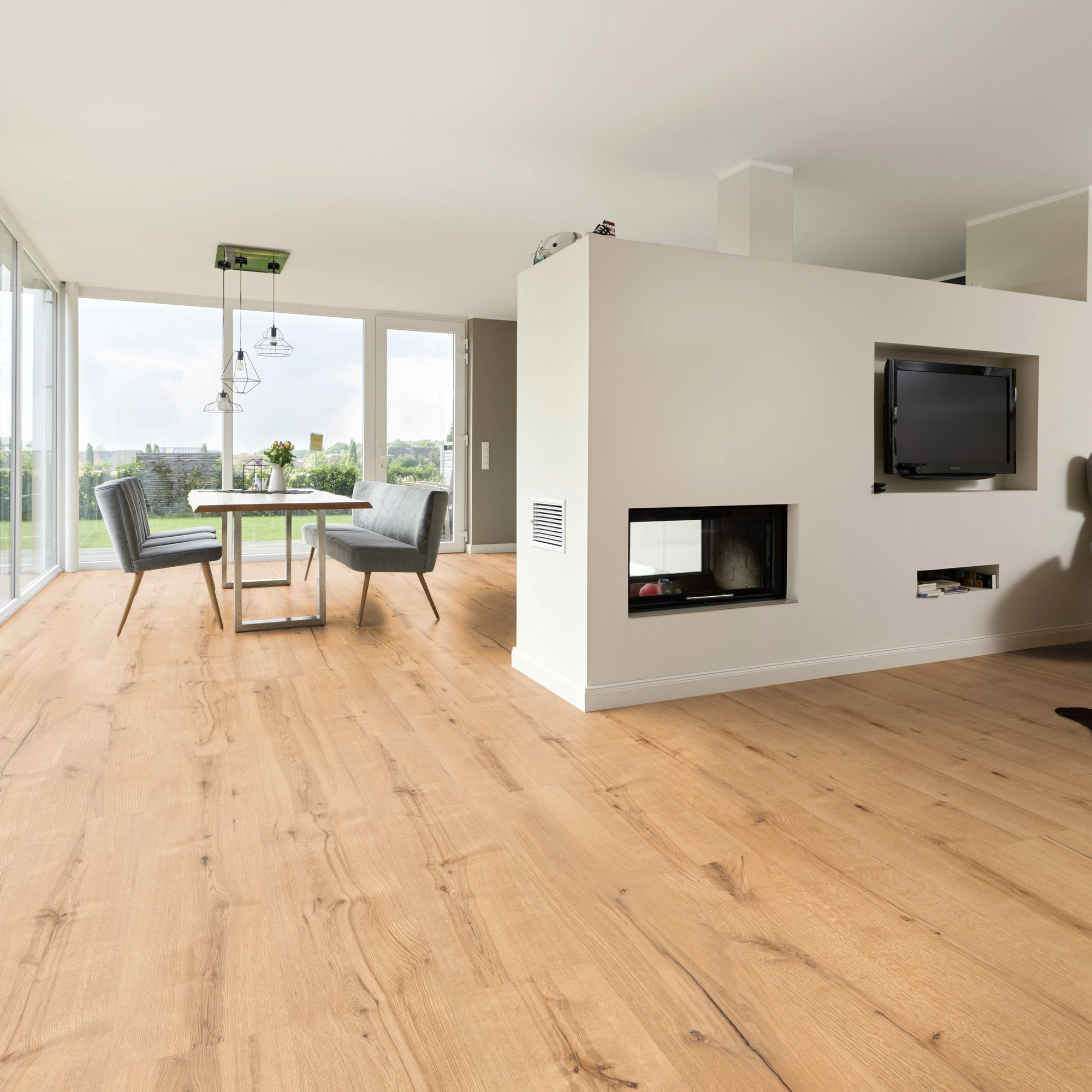 Milieubild Wohnzimmer mit Essbereich und Kamin - ter Hürne Klebe-Designboden Avatara Pro Classic Edition Eiche Kuma Milieubild Wohnzimmer mit Essbereich und Kamin - ter Hürne 1101270102