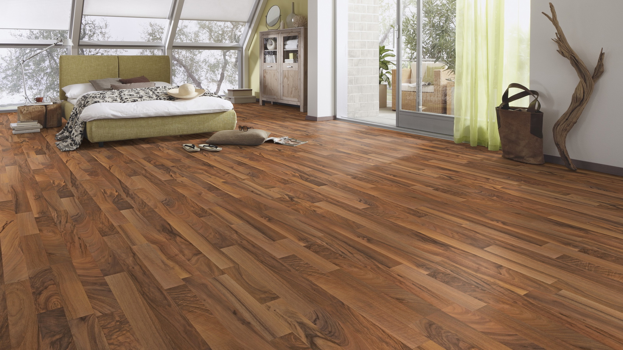 Milieubild Schlafzimmer im modernen Dachgeschoss - MEISTER Laminat LC 55 S Nussbaum Milieubild Schlafzimmer im modernen Dachgeschoss - MEISTER 600013-1288198-00211