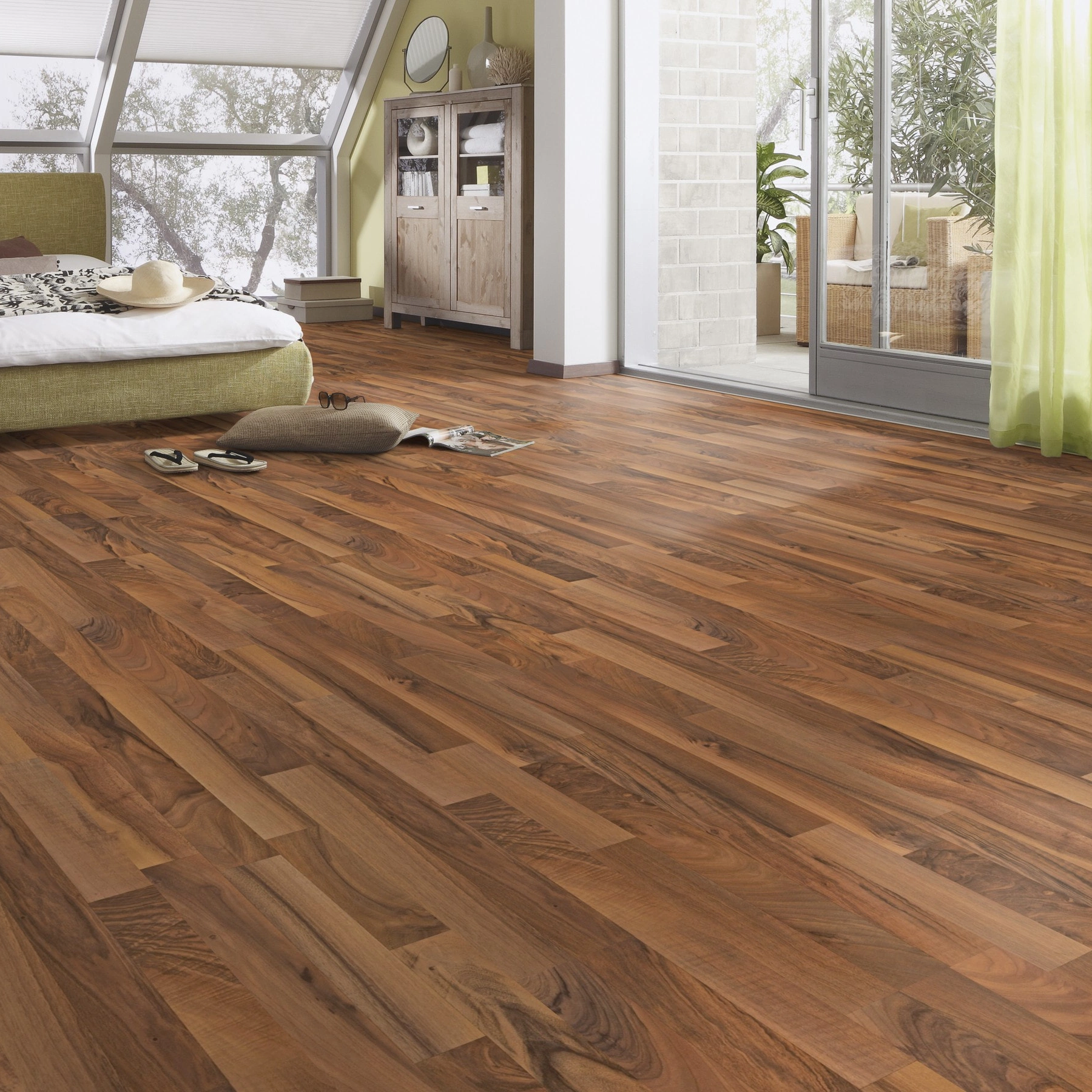 Milieubild Schlafzimmer im modernen Dachgeschoss - MEISTER Laminat LC 55 S Nussbaum Milieubild Schlafzimmer im modernen Dachgeschoss - MEISTER 600013-1288198-00211