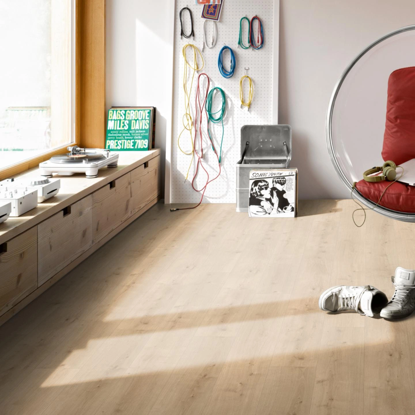 Milieubild Musikzimmer mit Plattenspieler - Parador HDF Klick-Designboden Modular ONE Eiche Pure hell Milieubild Musikzimmer mit Plattenspieler - Parador 1730803