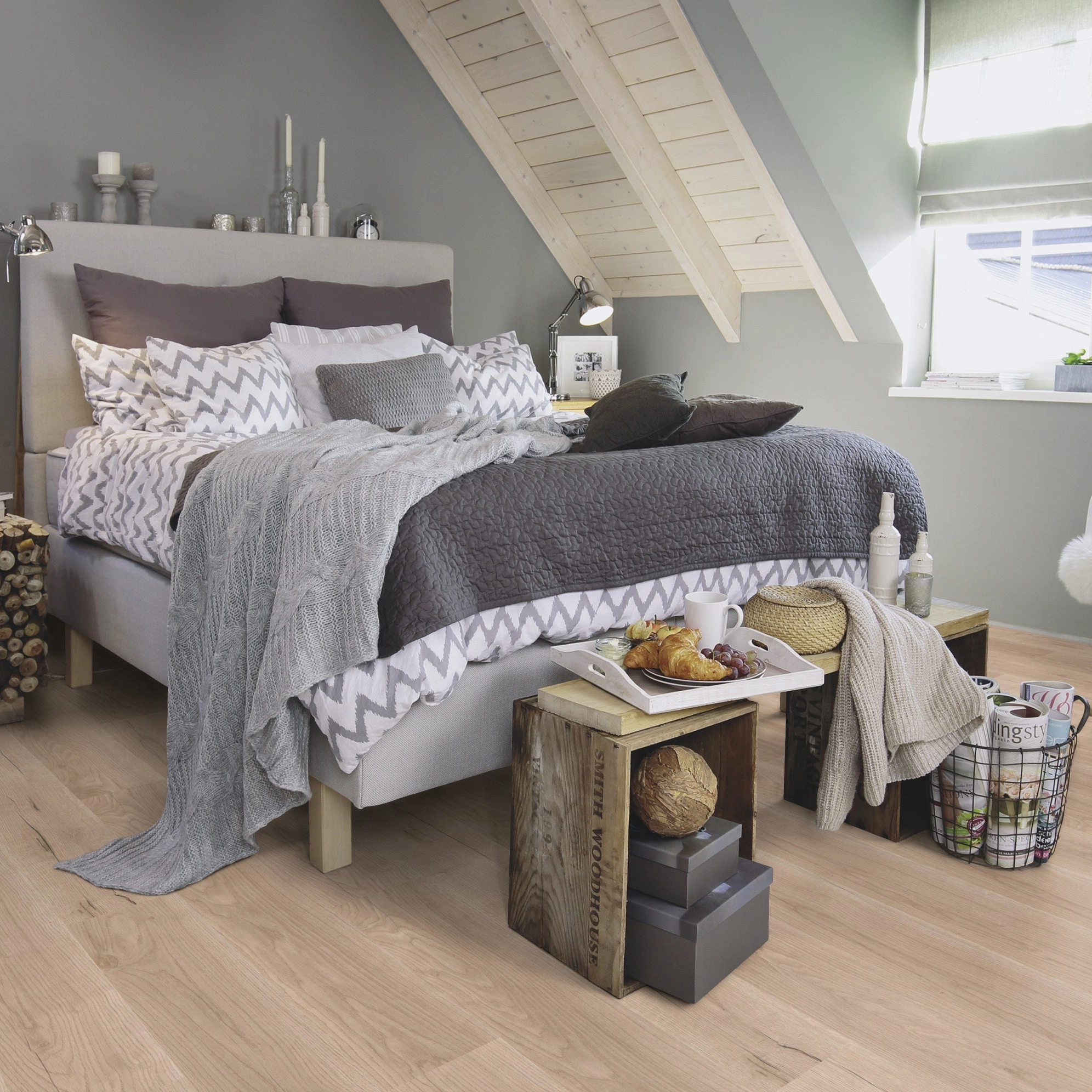 Milieubild Schlafzimmer im modernen Dachgeschoss - wineo Klick-Bioboden PURLINE wineo 1000 wood L Comfort Oak Sand Milieubild Schlafzimmer im modernen Dachgeschoss - wineo PLC298R