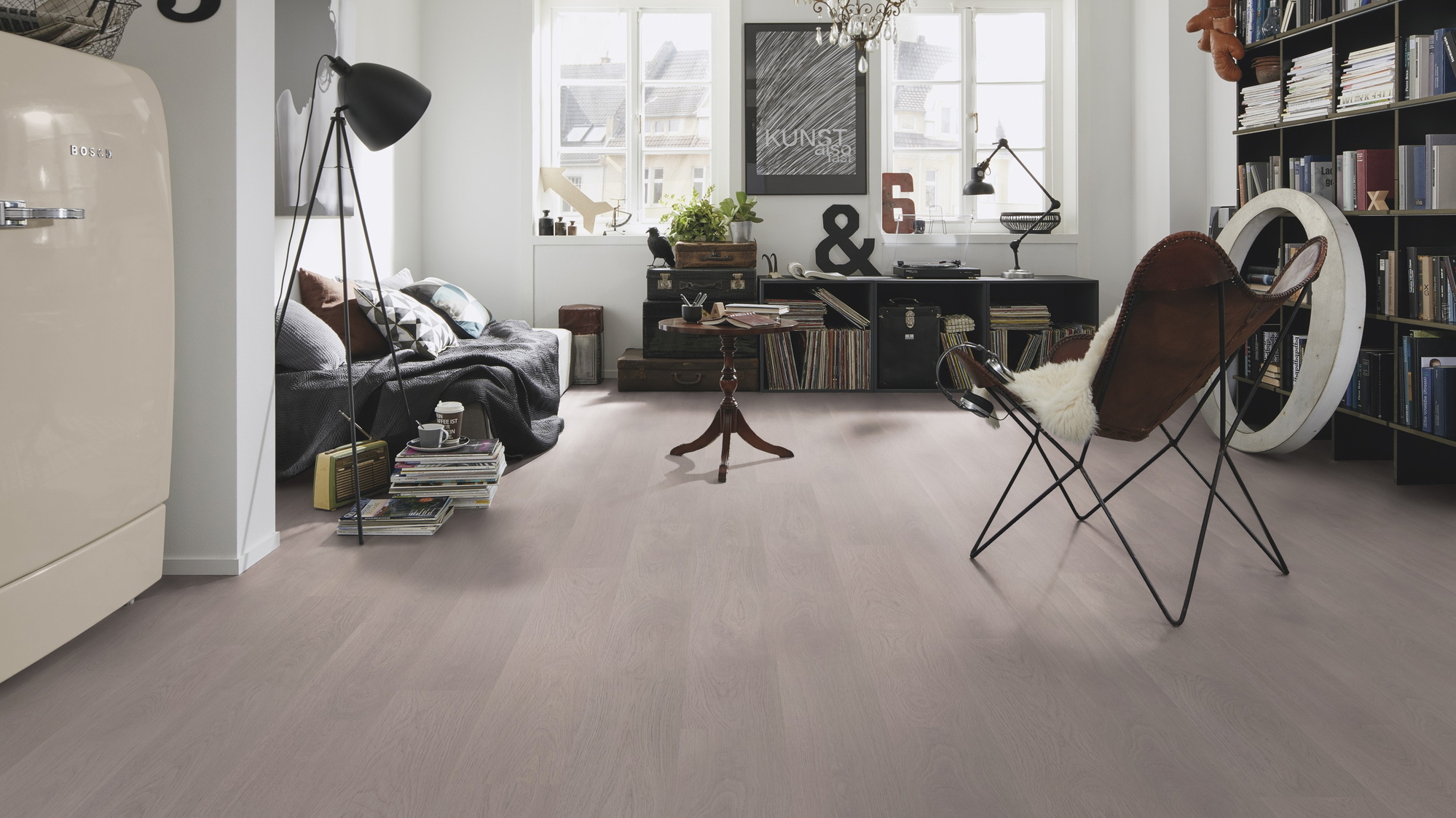 Milieubild Kompaktes Wohnzimmer mit Bücherregal - wineo Klebe-Bioboden PURLINE wineo 1000 wood L Soft Oak Silver Milieubild Kompaktes Wohnzimmer mit Bücherregal - wineo PL302R