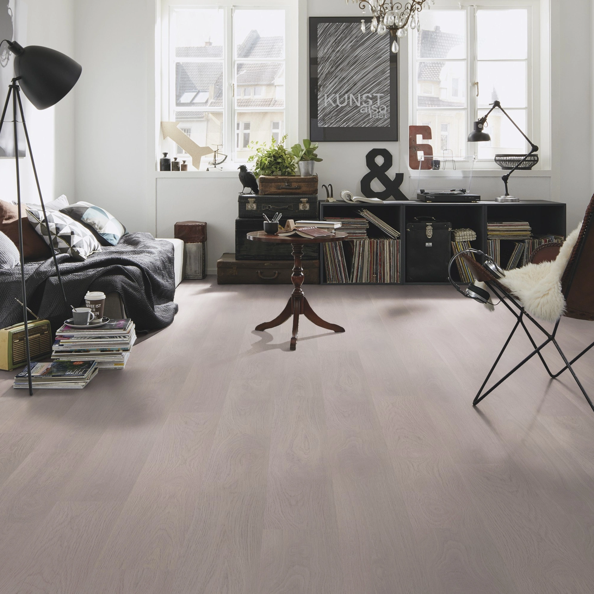 Milieubild Kompaktes Wohnzimmer mit Bücherregal - wineo Klebe-Bioboden PURLINE wineo 1000 wood L Soft Oak Silver Milieubild Kompaktes Wohnzimmer mit Bücherregal - wineo PL302R