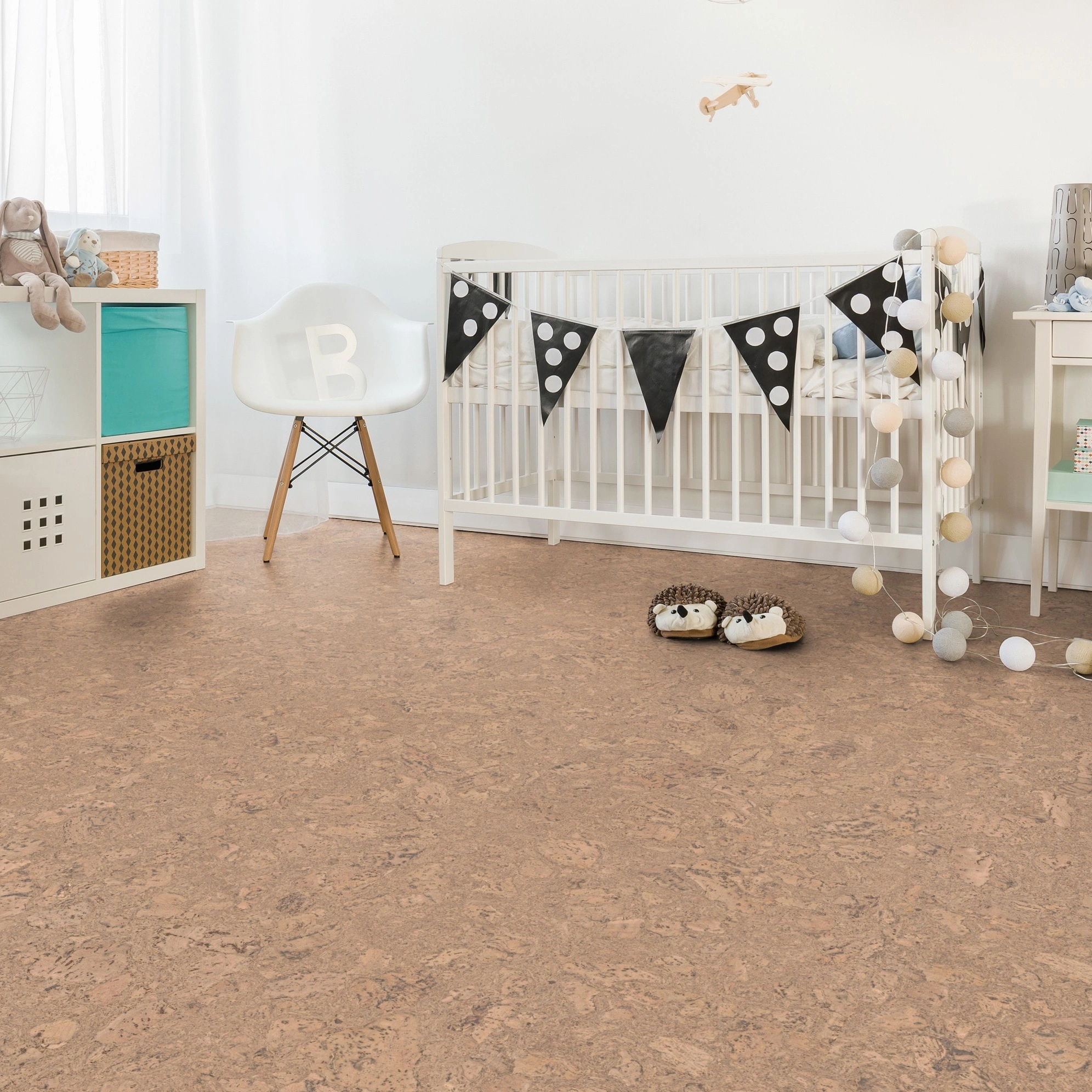 Milieubild Kinderzimmer mit weißer Krippe - Wicanders Wise HDF Klick-Korkboden cork Essence Personality Champagne Milieubild Kinderzimmer mit weißer Krippe - Wicanders Wise 80002263