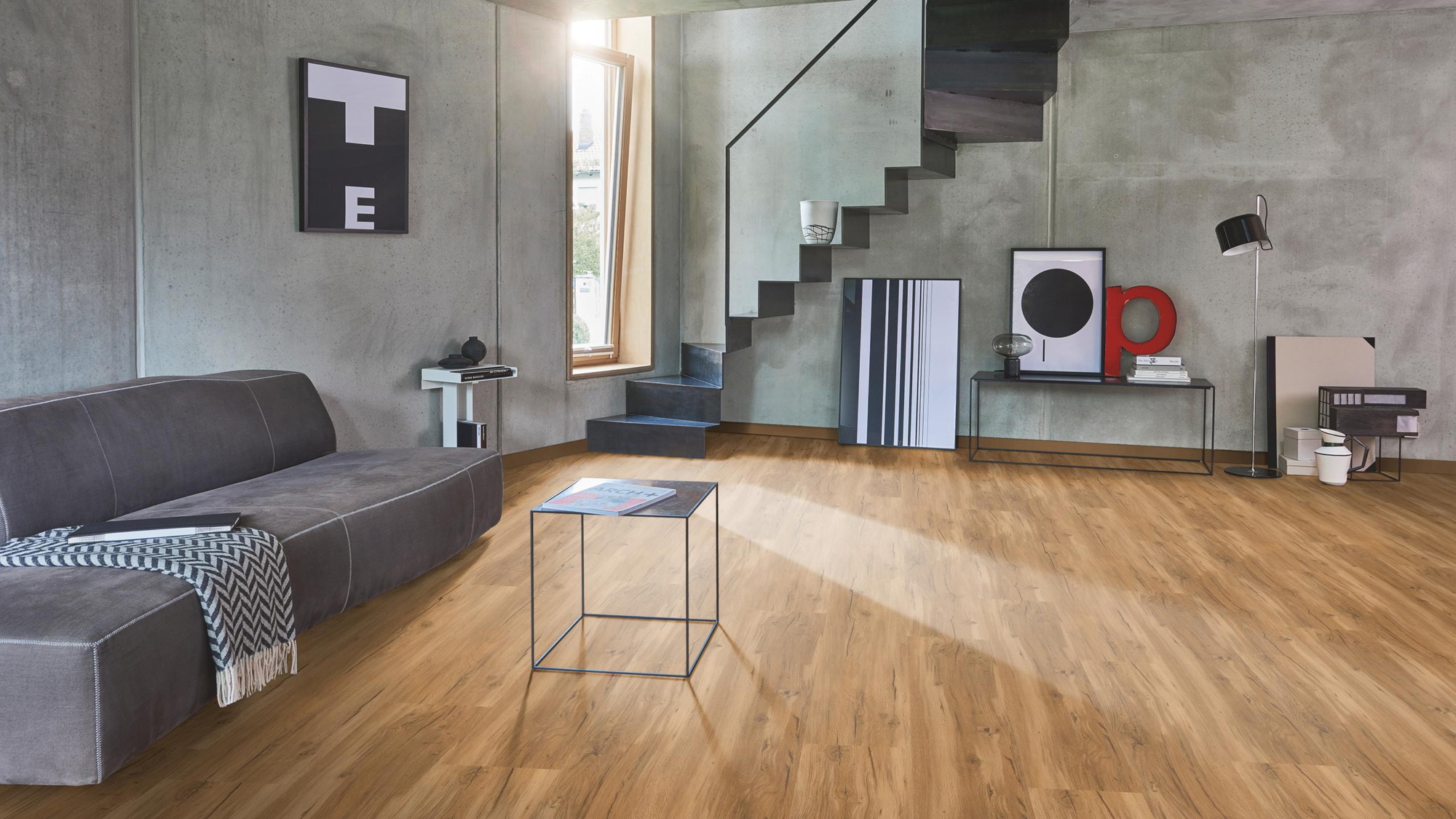 Milieubild Wohnzimmer im modernen Loft-Stil - Parador Klebe-Vinyl Basic 2.0 Eiche Memory natur Milieubild Wohnzimmer im modernen Loft-Stil - Parador 1730796
