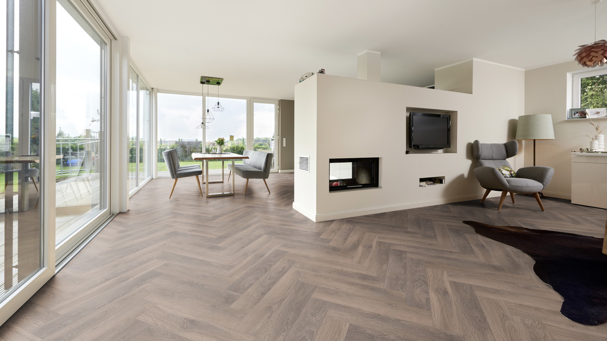 Milieubild Wohnzimmer mit Essbereich und Kamin - ter Hürne Laminat Herringbone Edition Eiche Suite Milieubild Wohnzimmer mit Essbereich und Kamin - ter Hürne 1101021851
