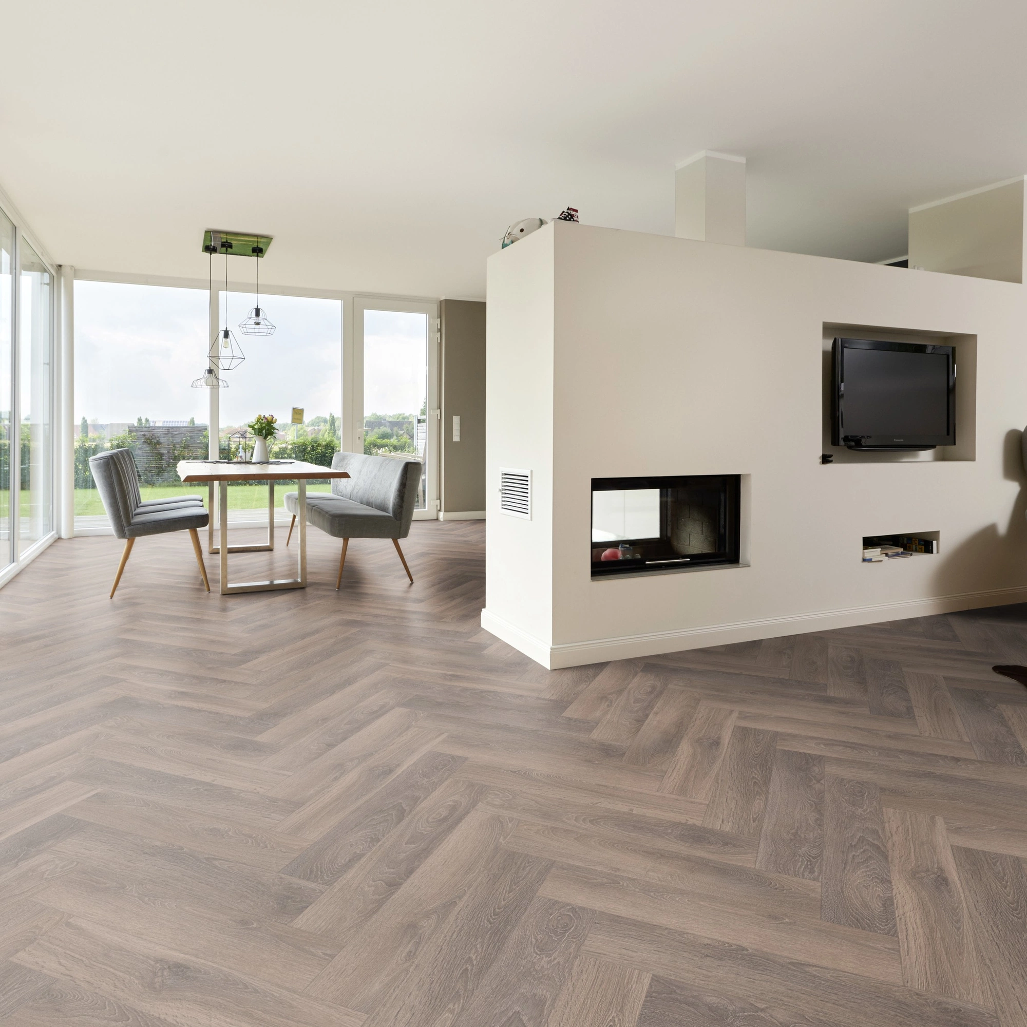 Milieubild Wohnzimmer mit Essbereich und Kamin - ter Hürne Laminat Herringbone Edition Eiche Suite Milieubild Wohnzimmer mit Essbereich und Kamin - ter Hürne 1101021851