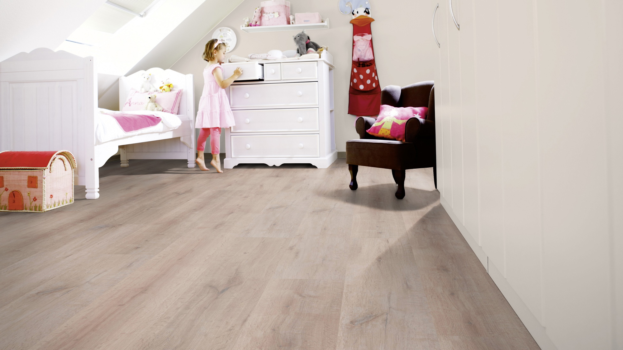 Milieubild Kinderzimmer mit weißer Kommode - wineo Klebe-Bioboden PURLINE wineo 1000 wood XL Rustic Oak Taupe Milieubild Kinderzimmer mit weißer Kommode - wineo PL313R