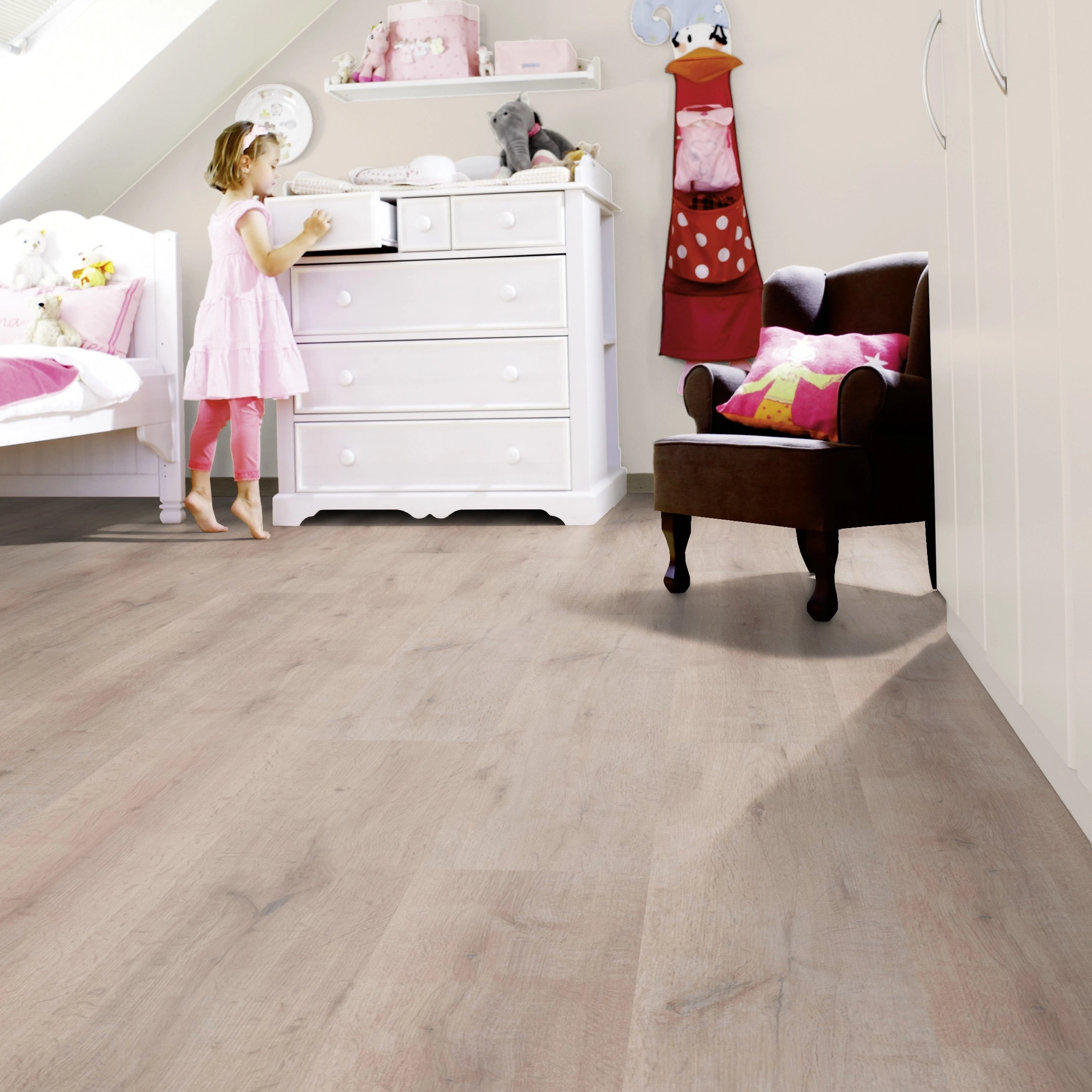 Milieubild Kinderzimmer mit weißer Kommode - wineo Klebe-Bioboden PURLINE wineo 1000 wood XL Rustic Oak Taupe Milieubild Kinderzimmer mit weißer Kommode - wineo PL313R