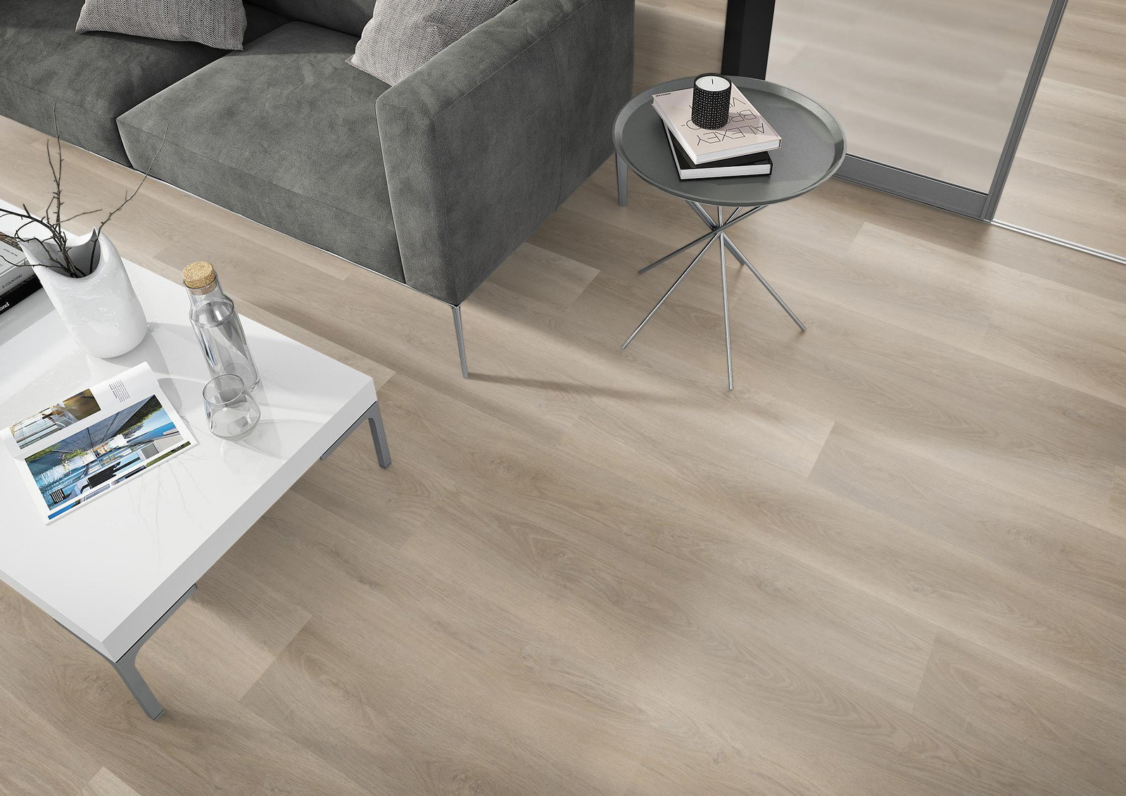 Milieubild Wohnzimmer - Sofa mit Beistelltisch und Glastür - nexflor NXF-60030-016