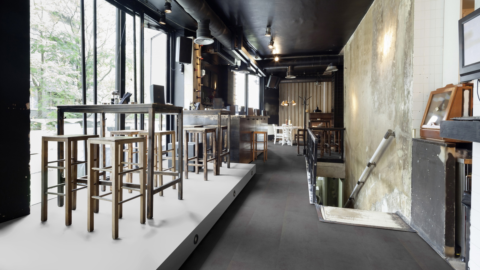 Milieubild Restaurant - Bar mit Tischen und Hockern - wineo PL15406SXL