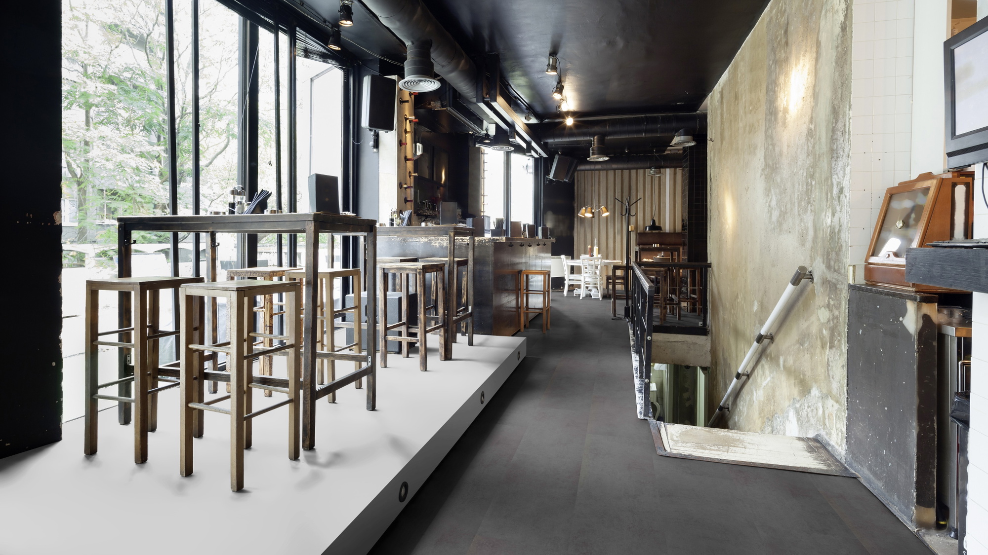 Milieubild Restaurant - Bar mit Tischen und Hockern - wineo Klebe-Bioboden PURLINE wineo 1500 stone XL Portland Concrete Dark Milieubild Restaurant - Bar mit Tischen und Hockern - wineo PL15406SXL