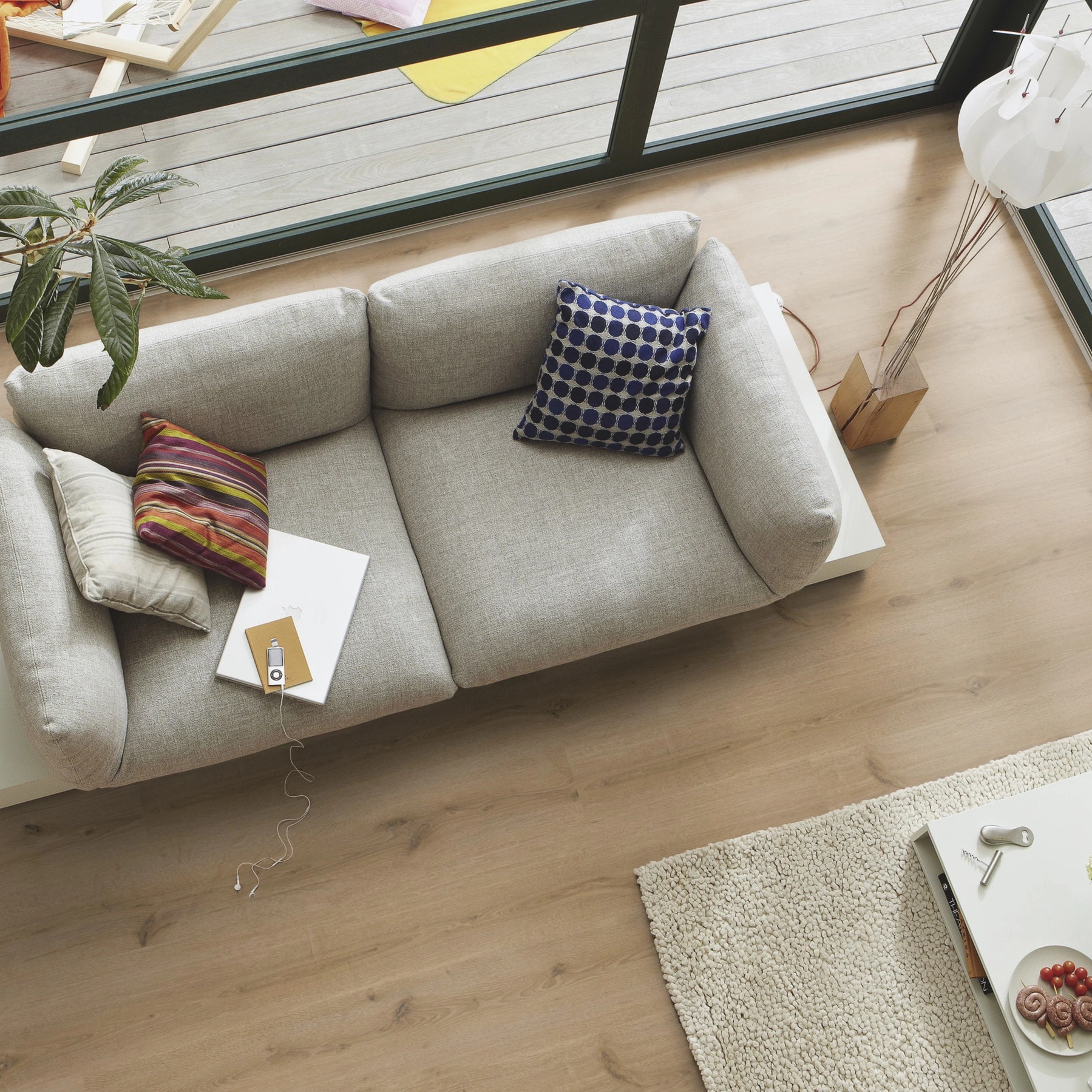 Milieubild Wohnzimmer im Wintergarten - Blick von oben - MEISTER Laminat LC 150 Turmeiche creme Milieubild Wohnzimmer im Wintergarten - Blick von oben - MEISTER 600014-1288198-07120