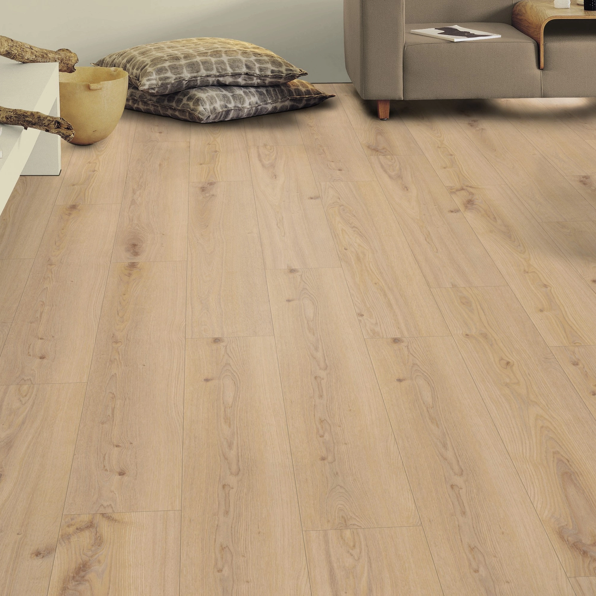 Milieubild Wohnzimmer mit Sideboard - Tarkett Klebe-Vinyl Essence 55 Primary Oak Beige Milieubild Wohnzimmer mit Sideboard - Tarkett 260053003