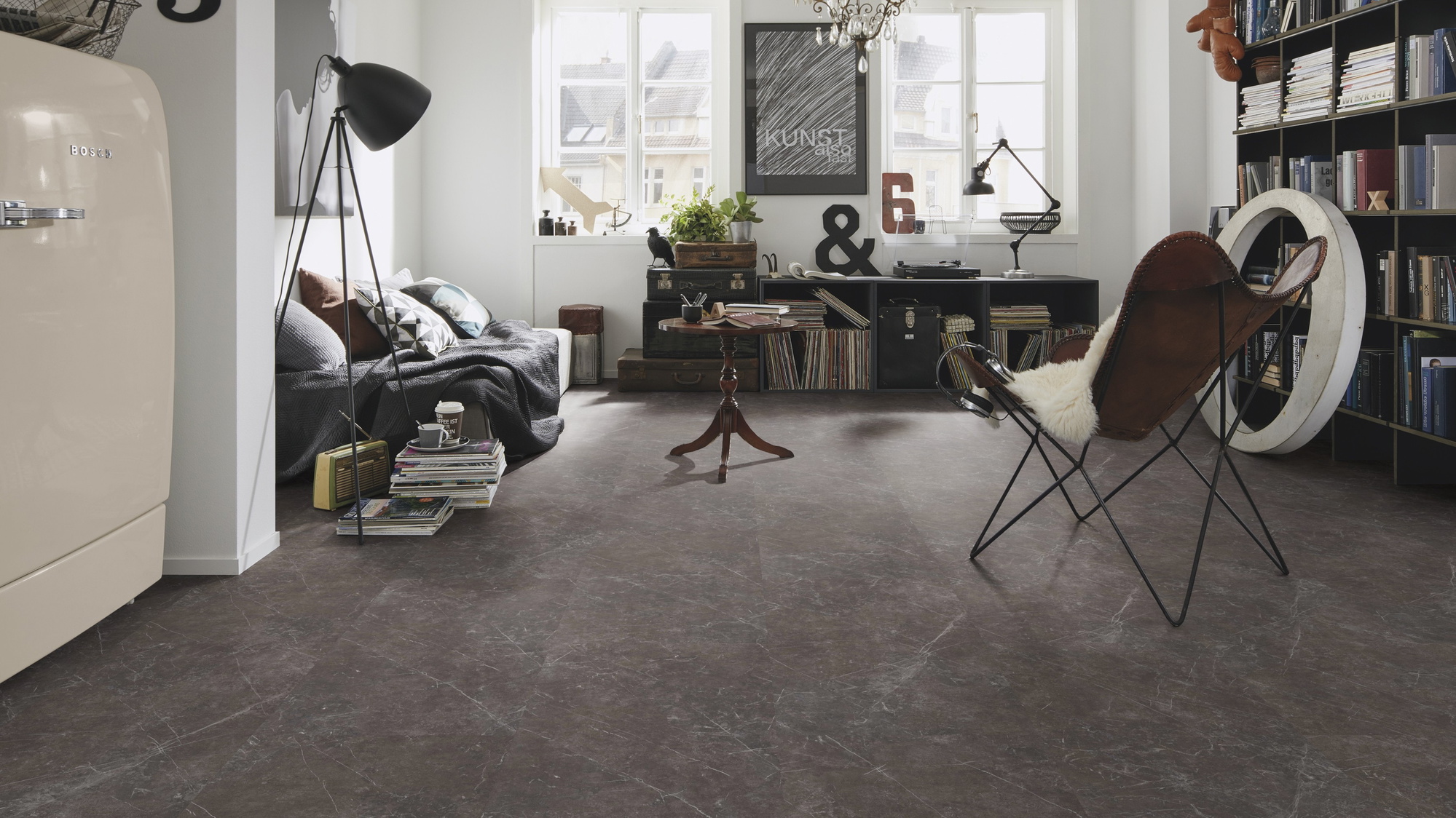 Milieubild Kompaktes Wohnzimmer mit Bücherregal - wineo Klebe-Bioboden PURLINE wineo 1500 stone XL Olevano Marble Grey Milieubild Kompaktes Wohnzimmer mit Bücherregal - wineo PL15405SXL