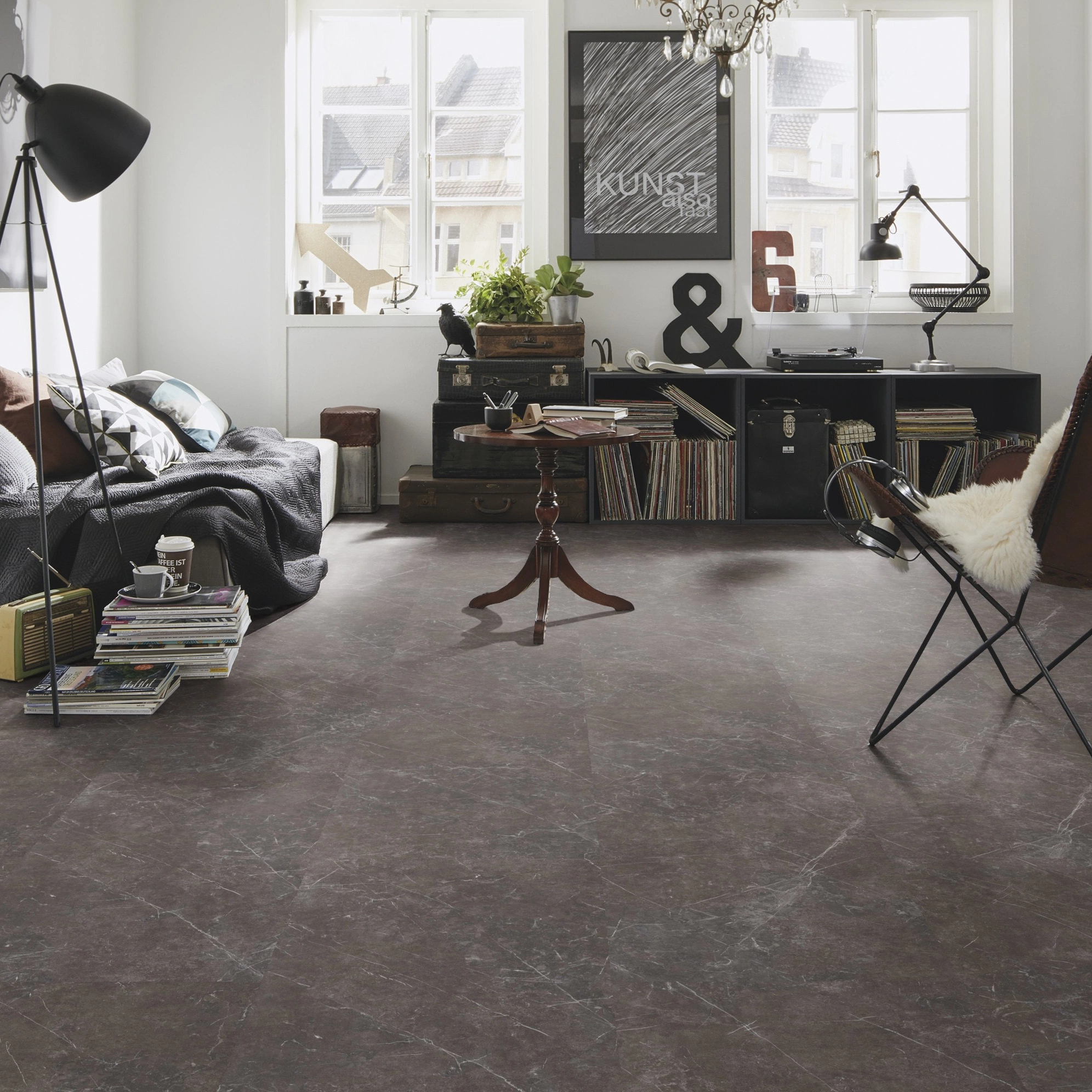 Milieubild Kompaktes Wohnzimmer mit Bücherregal - wineo Klebe-Bioboden PURLINE wineo 1500 stone XL Olevano Marble Grey Milieubild Kompaktes Wohnzimmer mit Bücherregal - wineo PL15405SXL