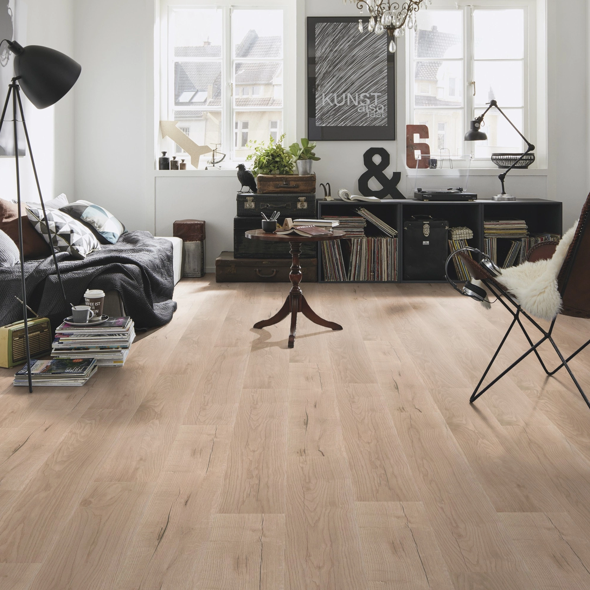 Milieubild Kompaktes Wohnzimmer mit Bücherregal - wineo Klick-Bioboden PURLINE wineo 1000 wood L Comfort Oak Sand Milieubild Kompaktes Wohnzimmer mit Bücherregal - wineo PLC298R