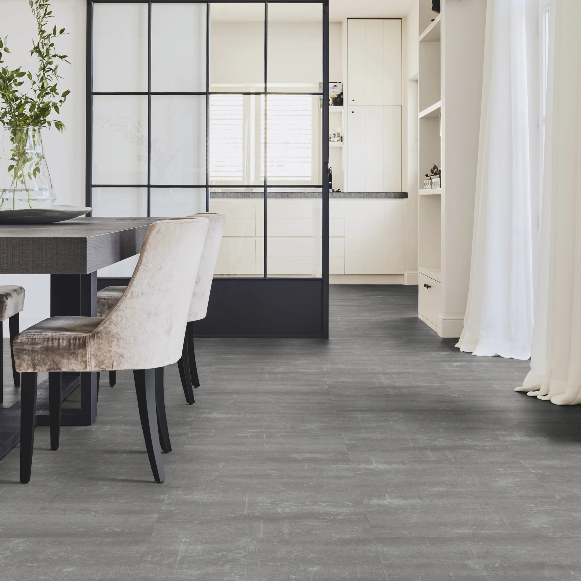 Milieubild Modernes Esszimmer mit Glas-Schiebetür - Tarkett Klebe-Vinyl Essence 55 Scratched Cement Grey Milieubild Modernes Esszimmer mit Glas-Schiebetür - Tarkett 260054010