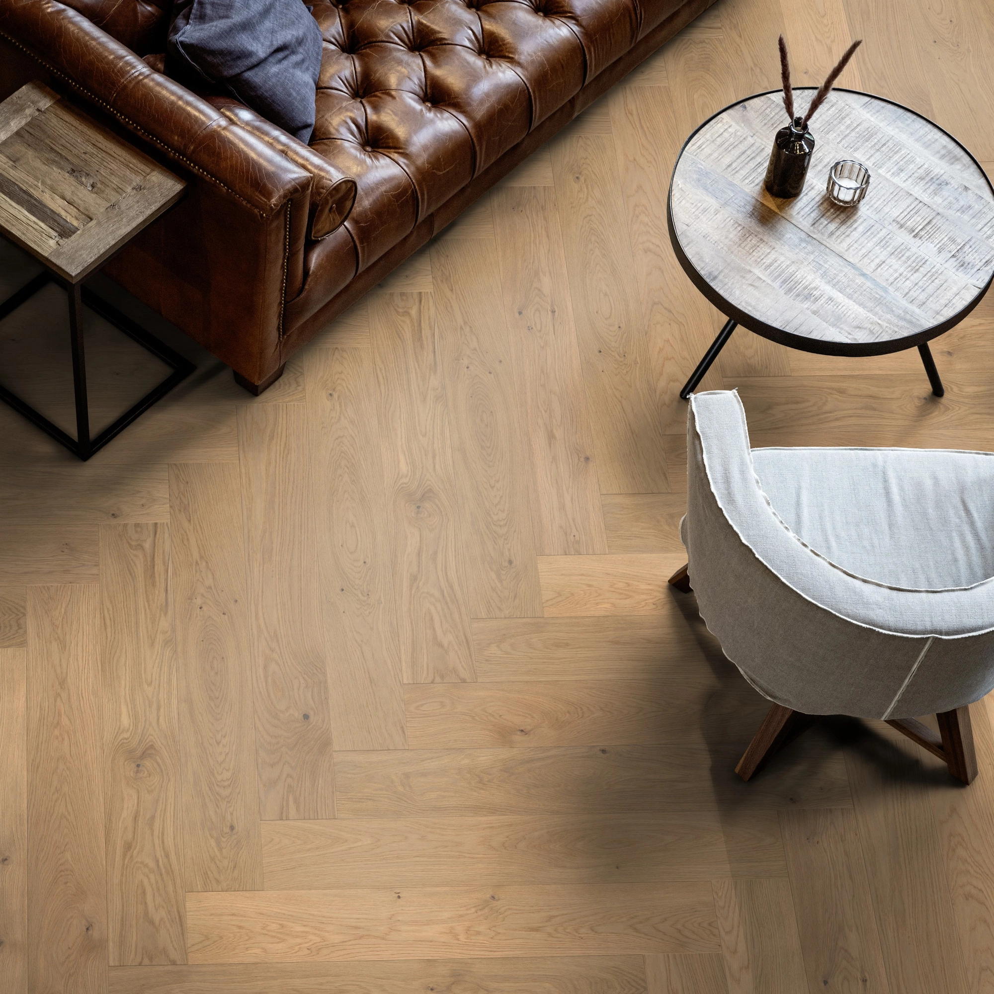 Milieubild Wohnzimmer mit Ledersofa - Blick von oben - ter Hürne Parkett Light Collection OLIO Eiche Kitzbühel Milieubild Wohnzimmer mit Ledersofa - Blick von oben - ter Hürne 1101312817