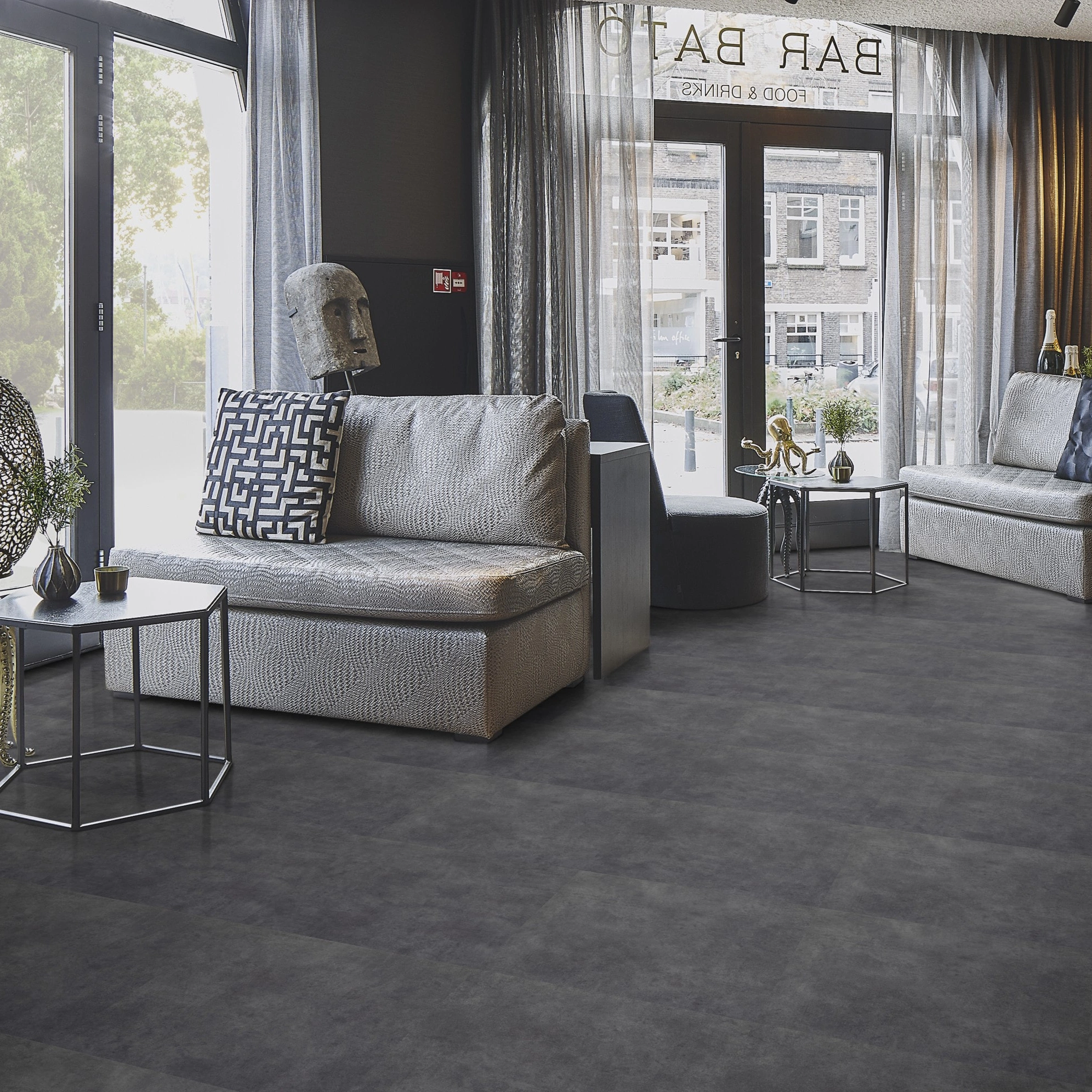 Milieubild Lounge in Hotelbar - Forbo Flooring Klebe-Vinyl Allura Dryback 0.55 Material Charcoal Concrete Milieubild Lounge in Hotelbar - Forbo Flooring 220184